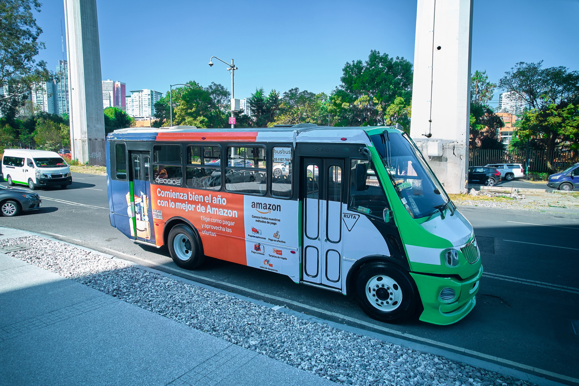 Campaña Amazon publicidad en autobuses urbanos BusBus cobertura nacional México