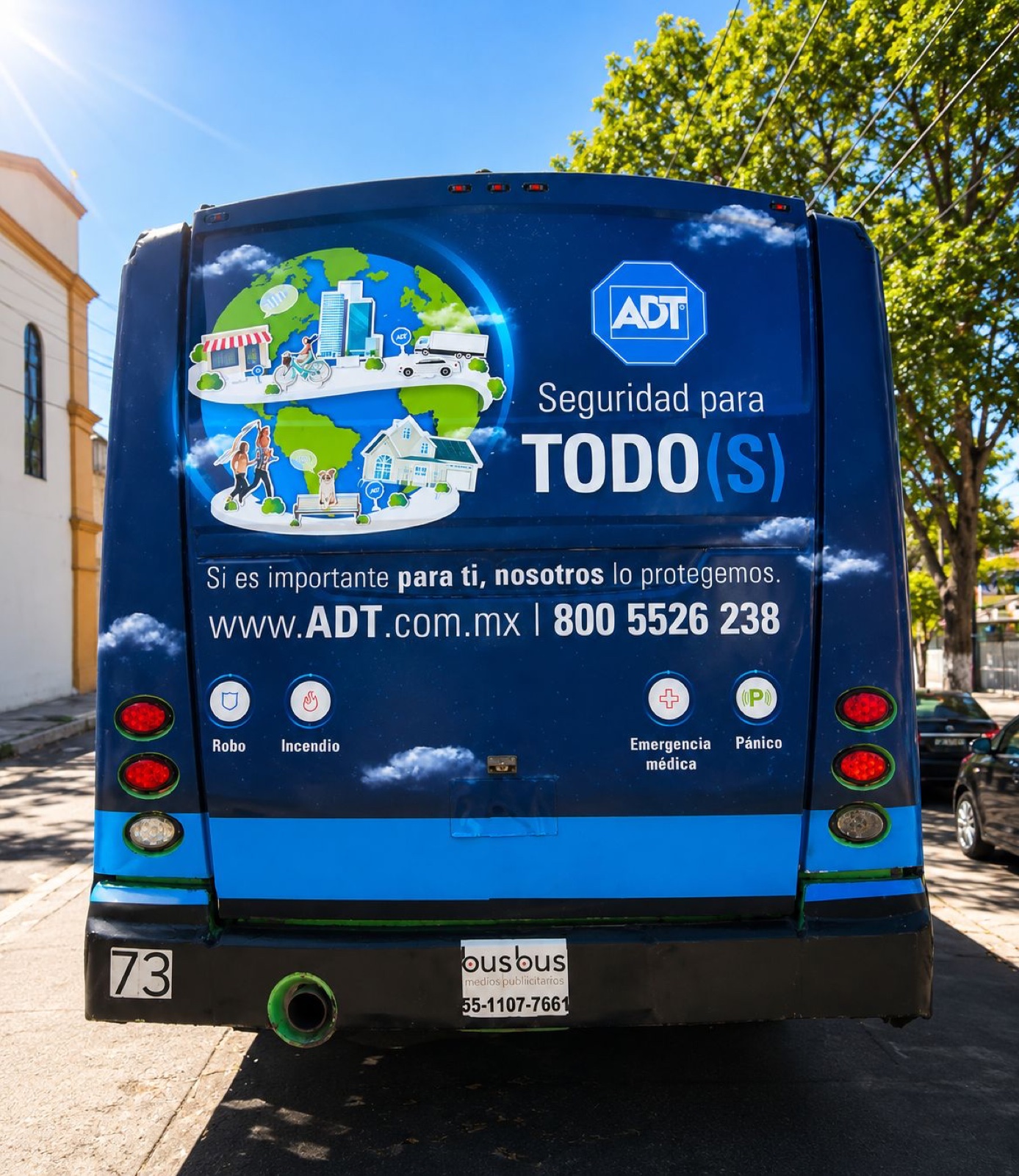 Medallón trasero de autobús urbano con campaña ADT — publicidad exterior OOH en CDMX con BusBus