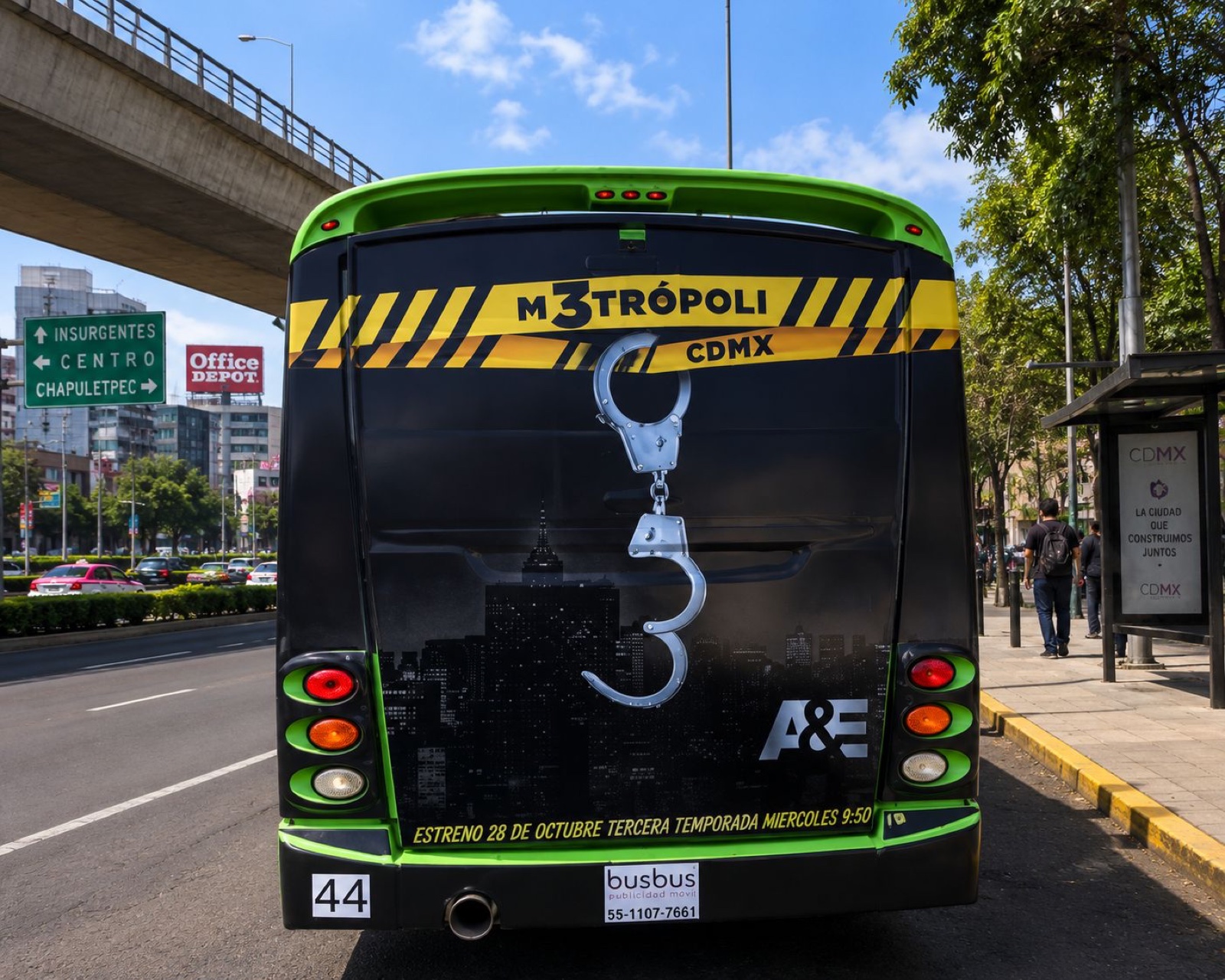 Medallón trasero de autobús urbano con campaña A&E — publicidad exterior OOH en CDMX con BusBus