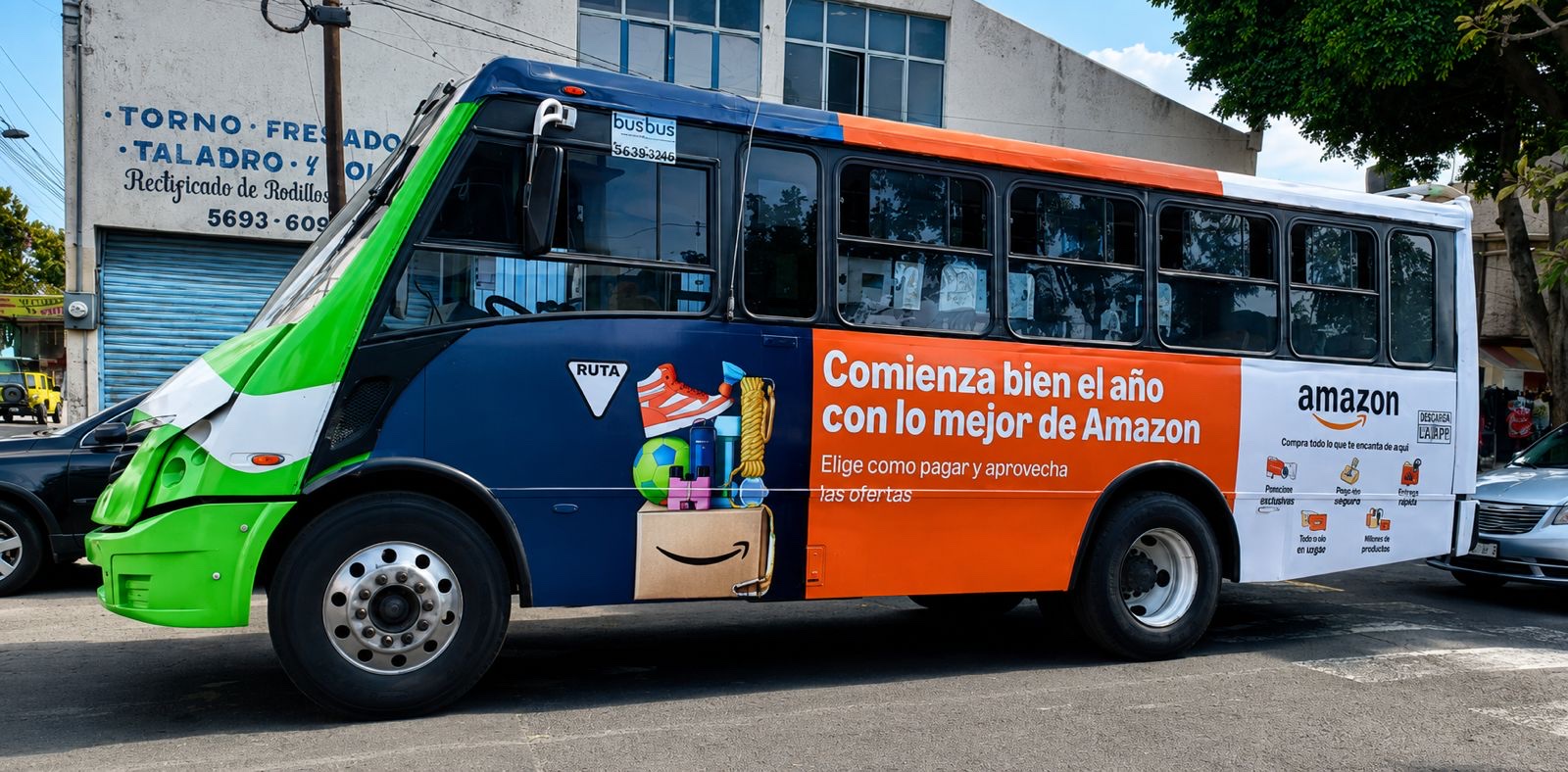 Wrap lateral integral de Amazon en autobús urbano con campaña de fin de año — publicidad exterior OOH en México con BusBus