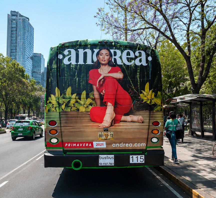 Medallón trasero de autobús urbano con campaña Andrea — publicidad exterior OOH en México con BusBus