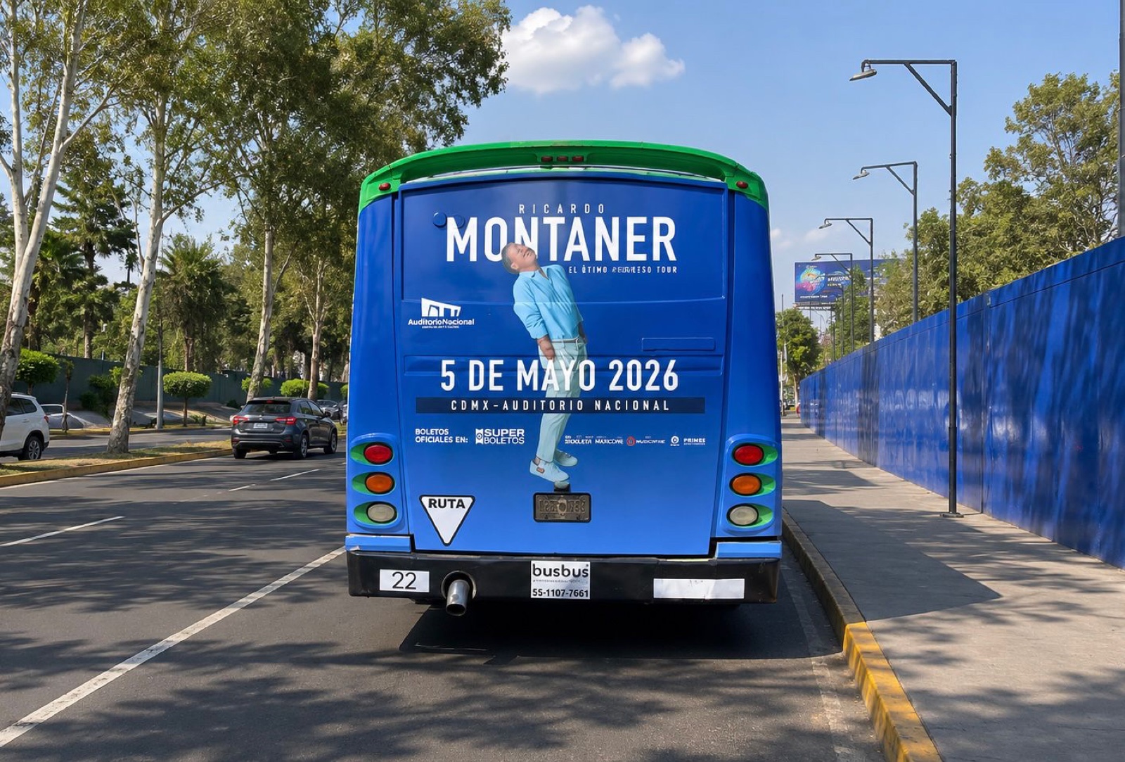Medallón trasero de autobús urbano con campaña del Auditorio Nacional (Ricardo Montaner) — publicidad exterior OOH en CDMX con BusBus
