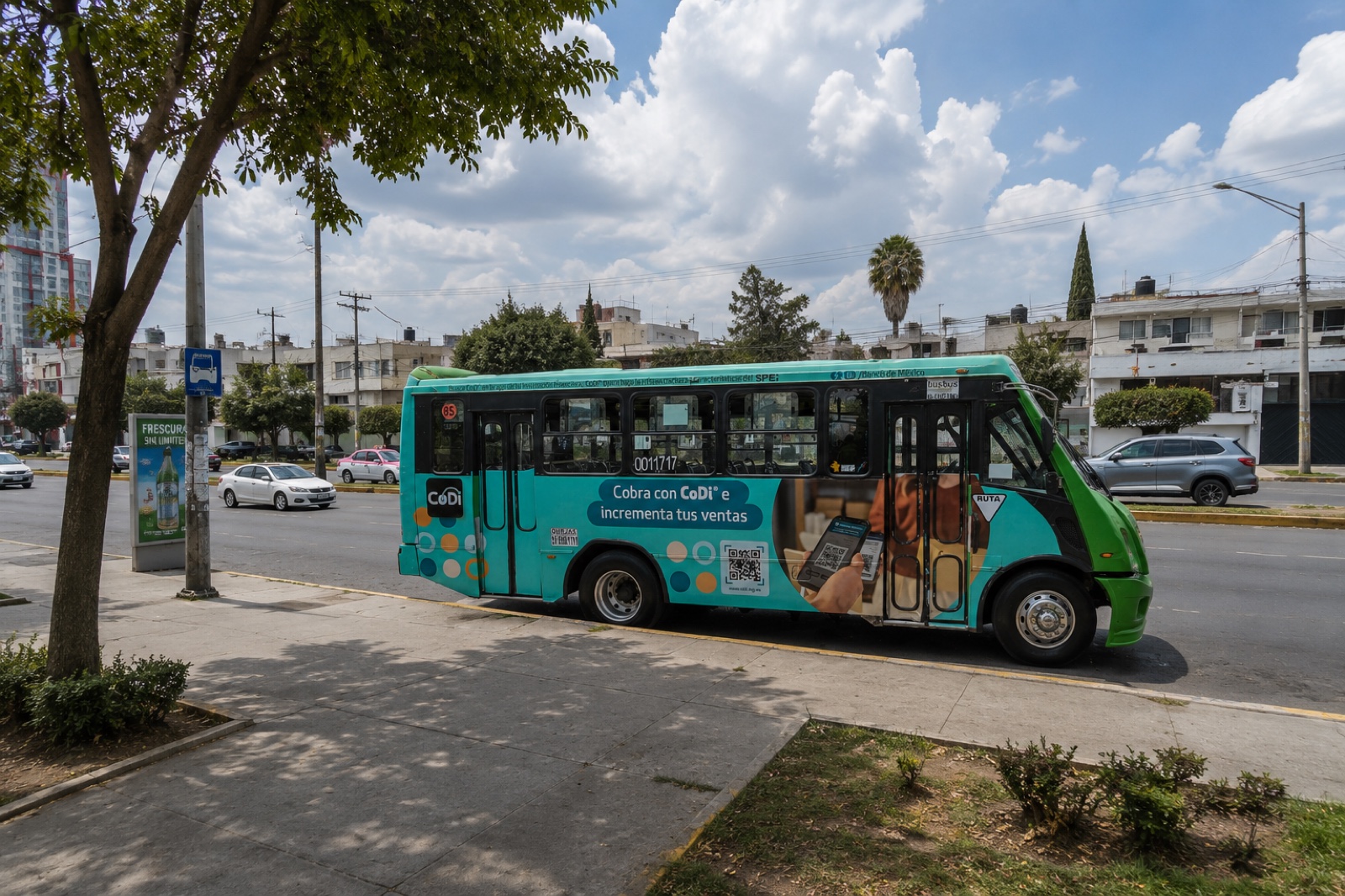 Wrap lateral integral de Banco de México (CoDi) en autobús urbano — publicidad exterior OOH en CDMX con BusBus