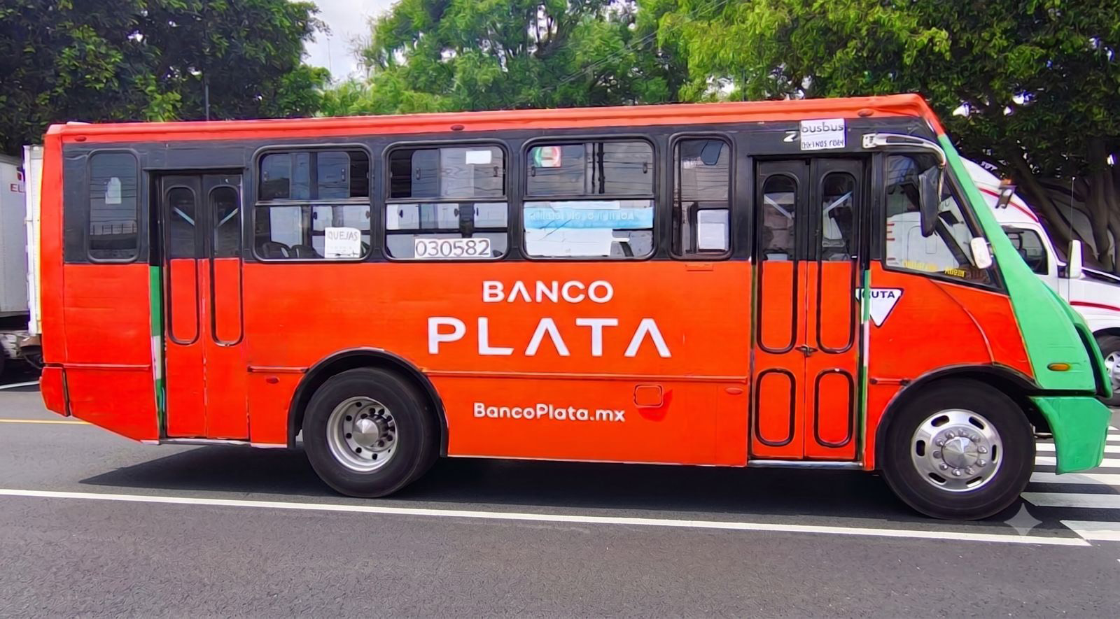 Medallón trasero de autobús urbano con campaña Banco Plata — publicidad exterior OOH en CDMX con BusBus