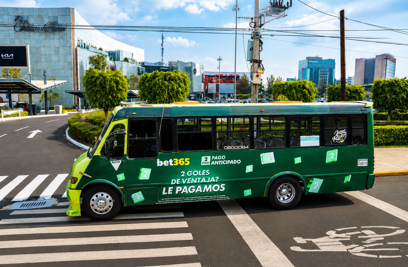 Wrap lateral integral de Bet365 en autobús urbano — publicidad exterior OOH en México con BusBus