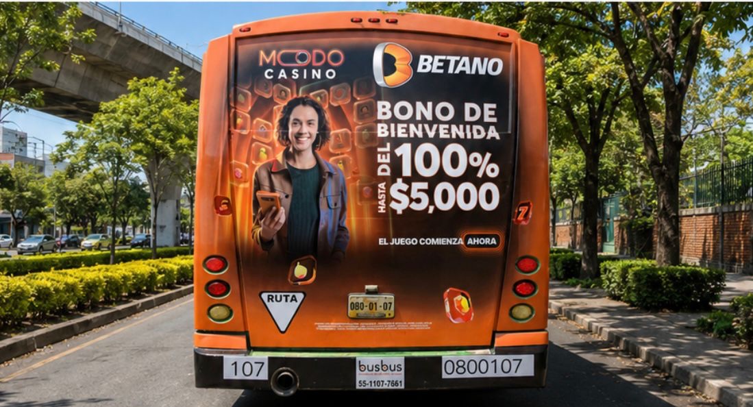 Medallón trasero de autobús urbano con campaña Betano (MODO Casino) — publicidad exterior OOH en CDMX con BusBus
