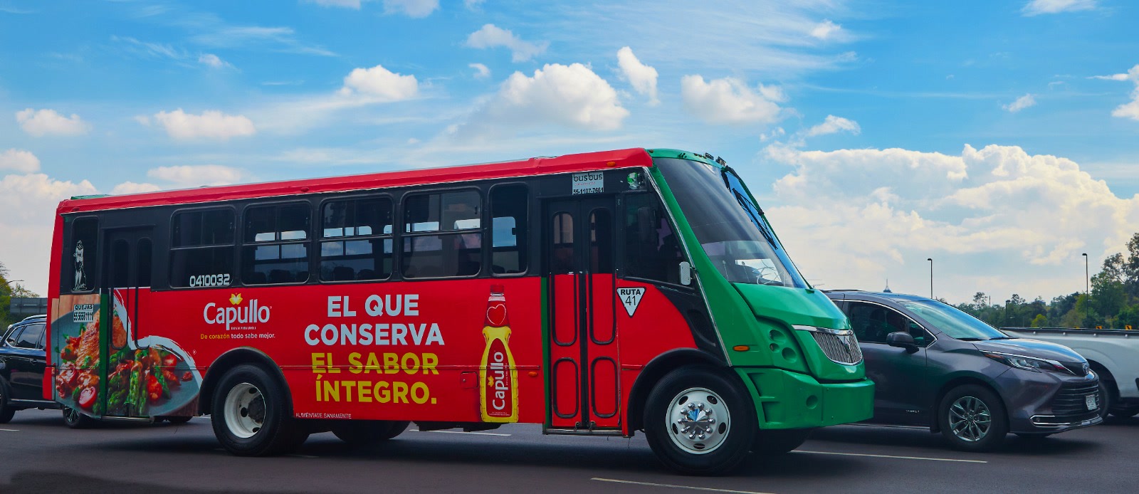 Wrap lateral integral de aceite Capullo en autobús urbano — publicidad exterior OOH en México con BusBus