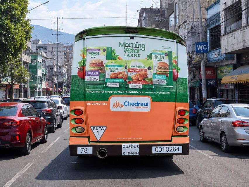Medallón trasero de autobús urbano con campaña Chedraui — publicidad exterior OOH en México con BusBus