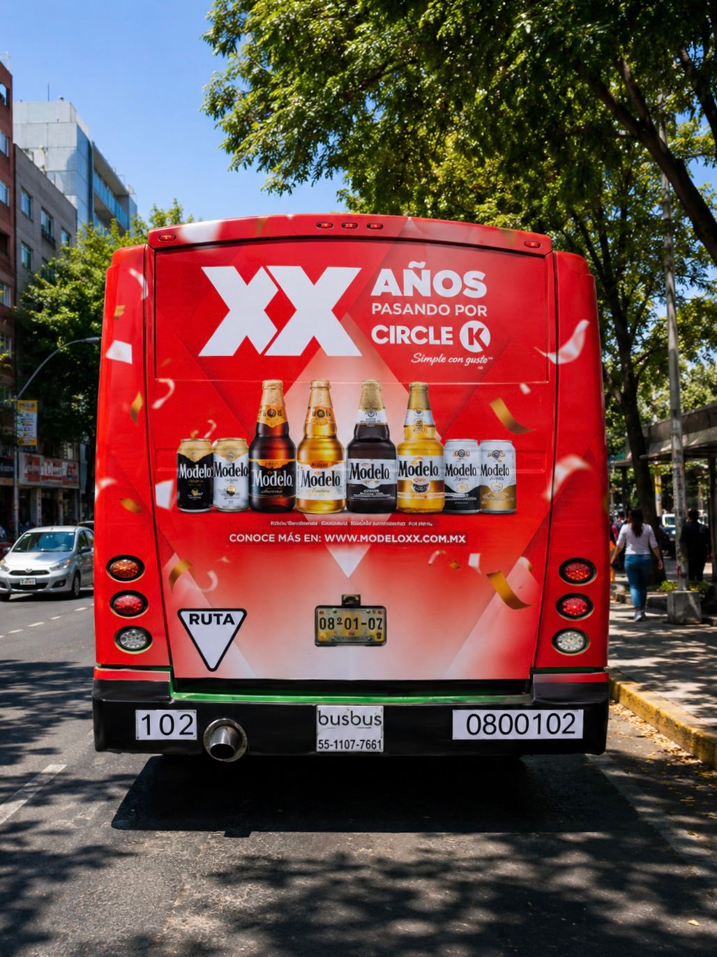 Medallón trasero de autobús urbano con campaña Circle K (XX años, Cerveza Modelo) — publicidad exterior OOH en CDMX con BusBus