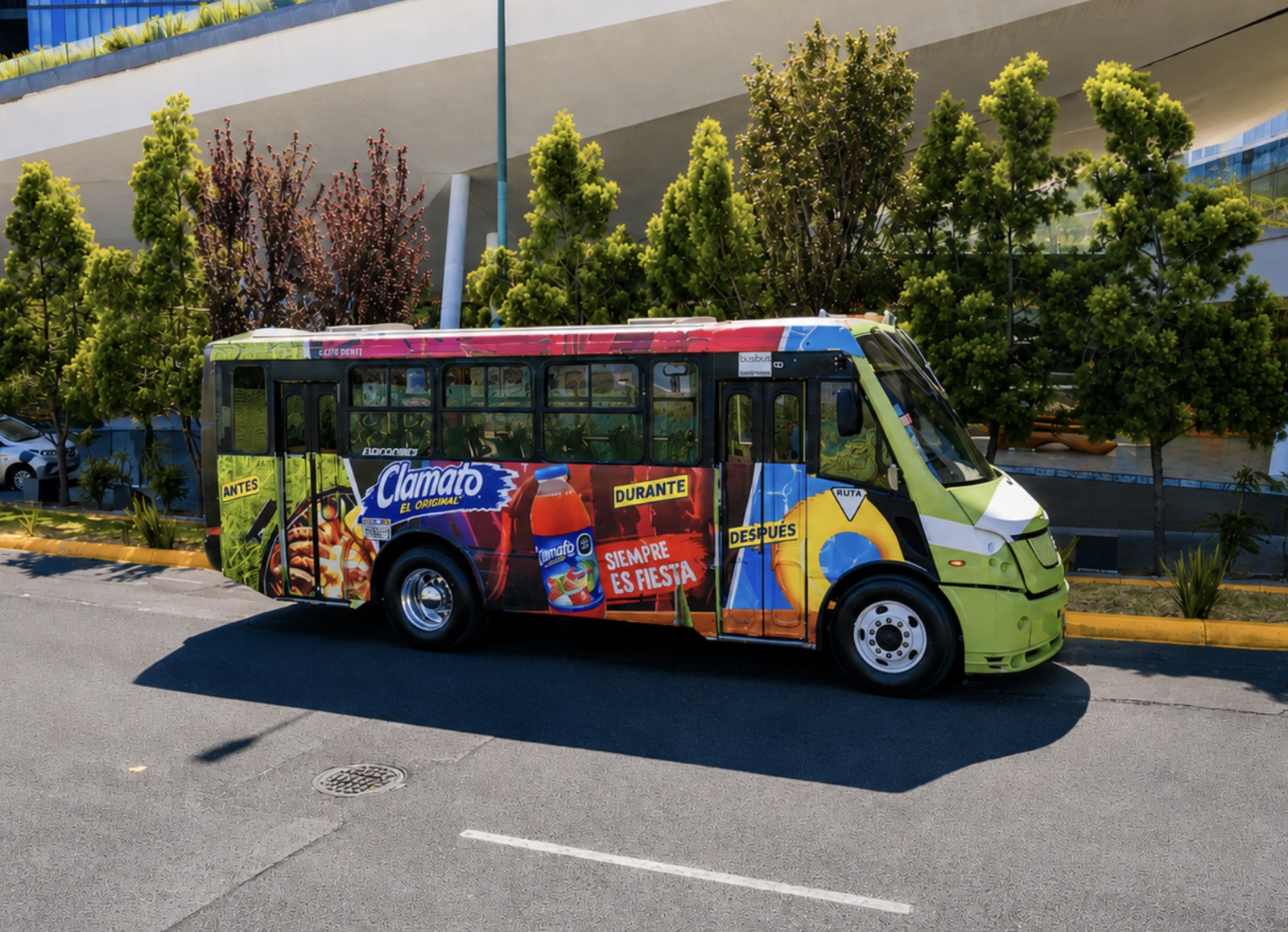 Publicidad de Clamato en autobús urbano — wrap lateral integral OOH en México con BusBus
