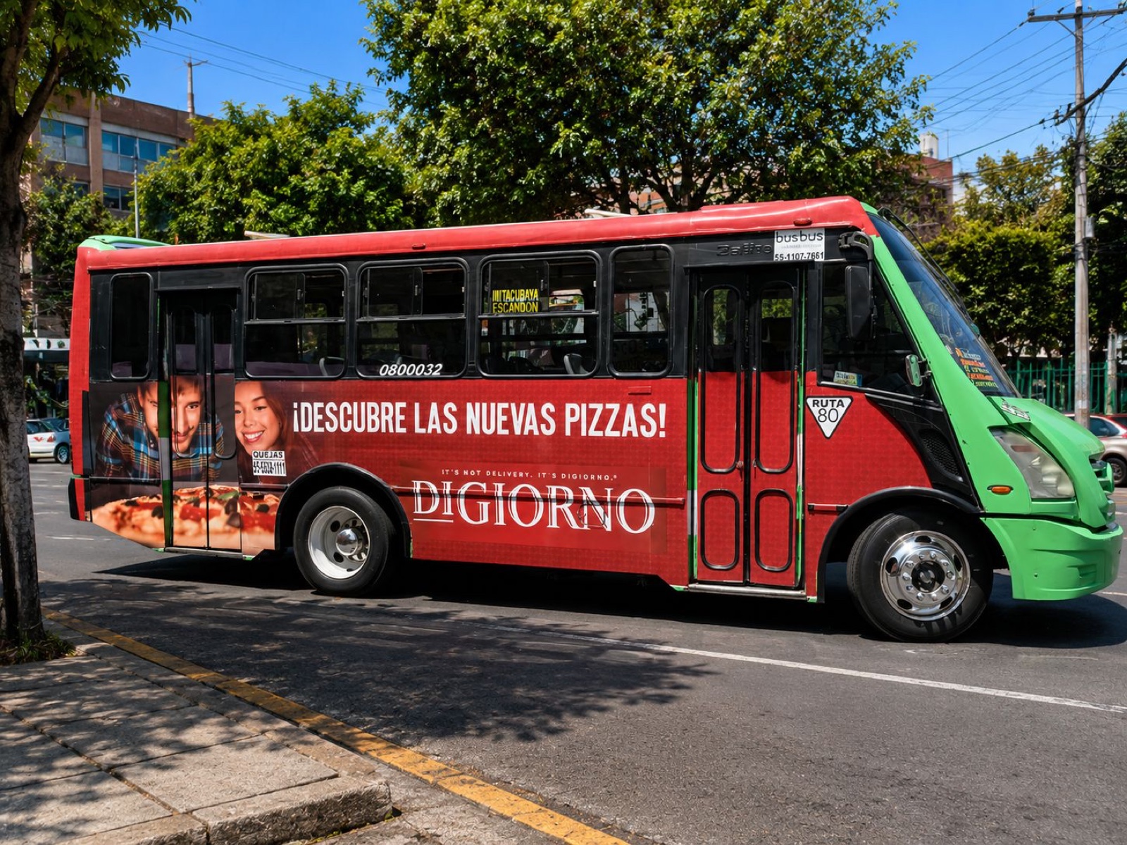 Wrap lateral integral de DiGiorno en autobús urbano — publicidad exterior OOH en México con BusBus