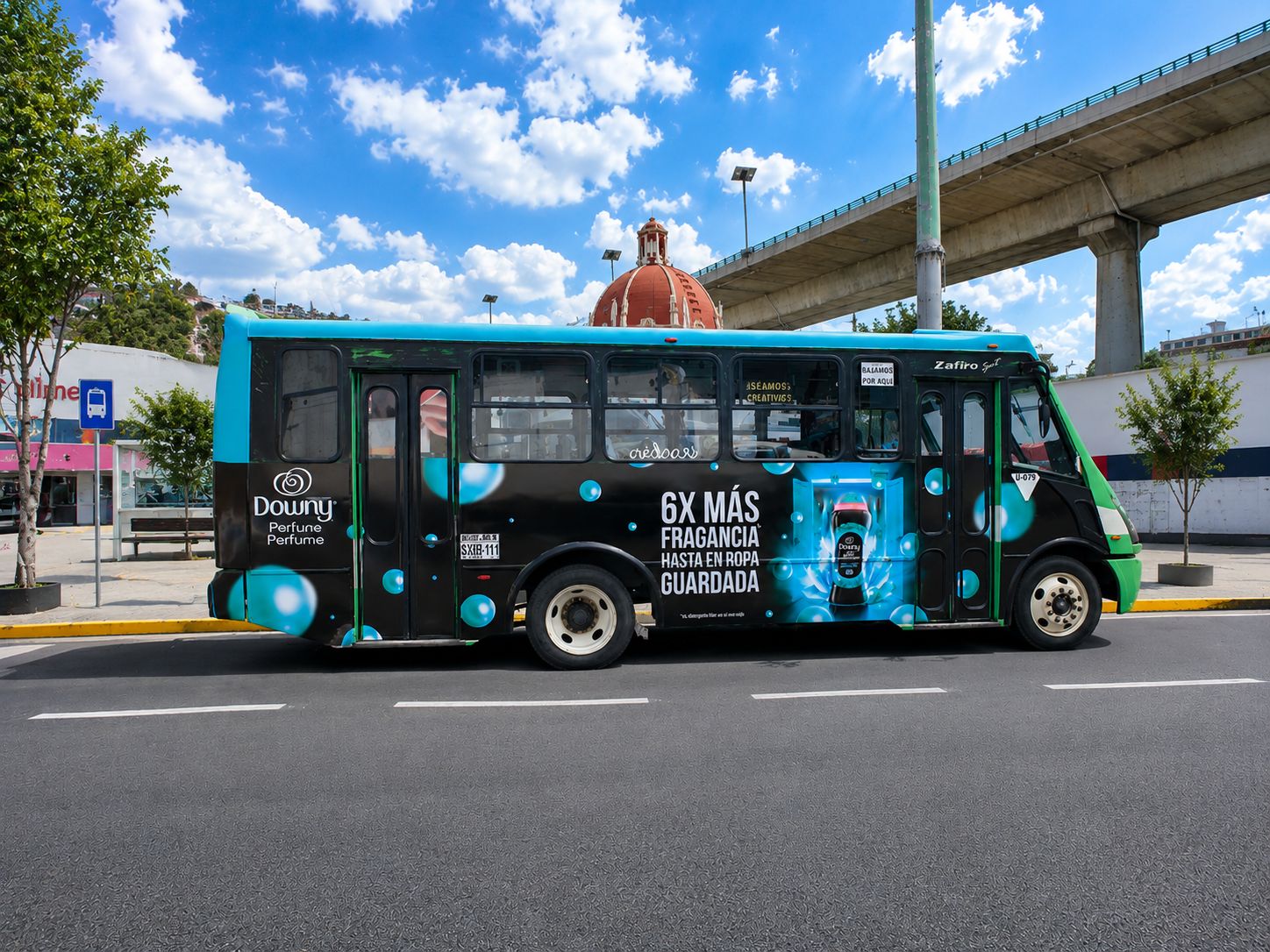 Publicidad de Downy en autobús urbano — rotulación lateral integral OOH en México con BusBus
