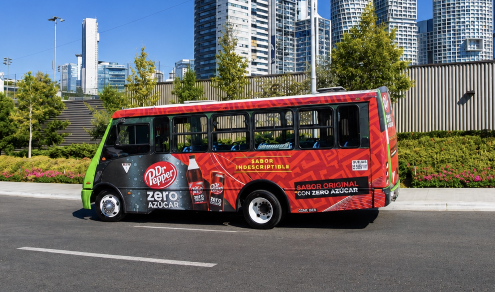 Autobús urbano con wrap lateral integral de Dr Pepper — publicidad exterior OOH en CDMX con BusBus