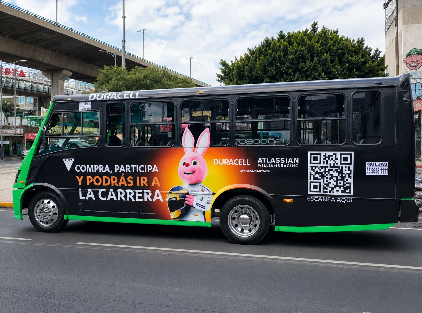 Publicidad de Duracell en autobús urbano — rotulación lateral integral OOH en México con BusBus