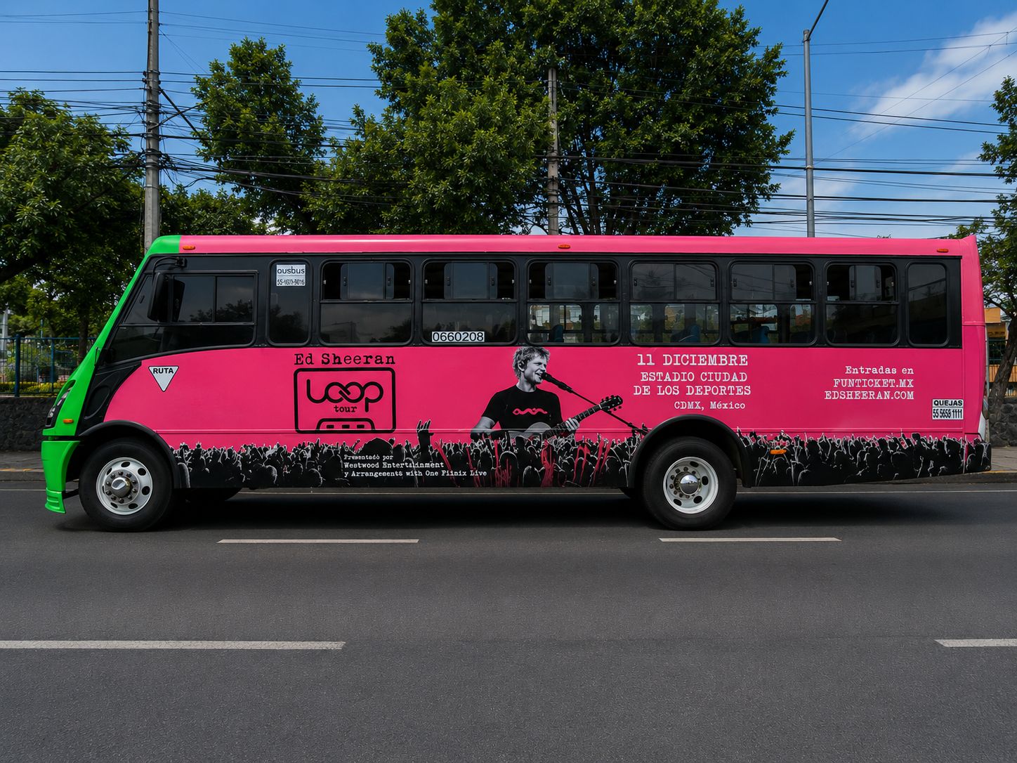 Wrap lateral integral de Ed Sheeran en autobús urbano — publicidad exterior OOH en CDMX con BusBus