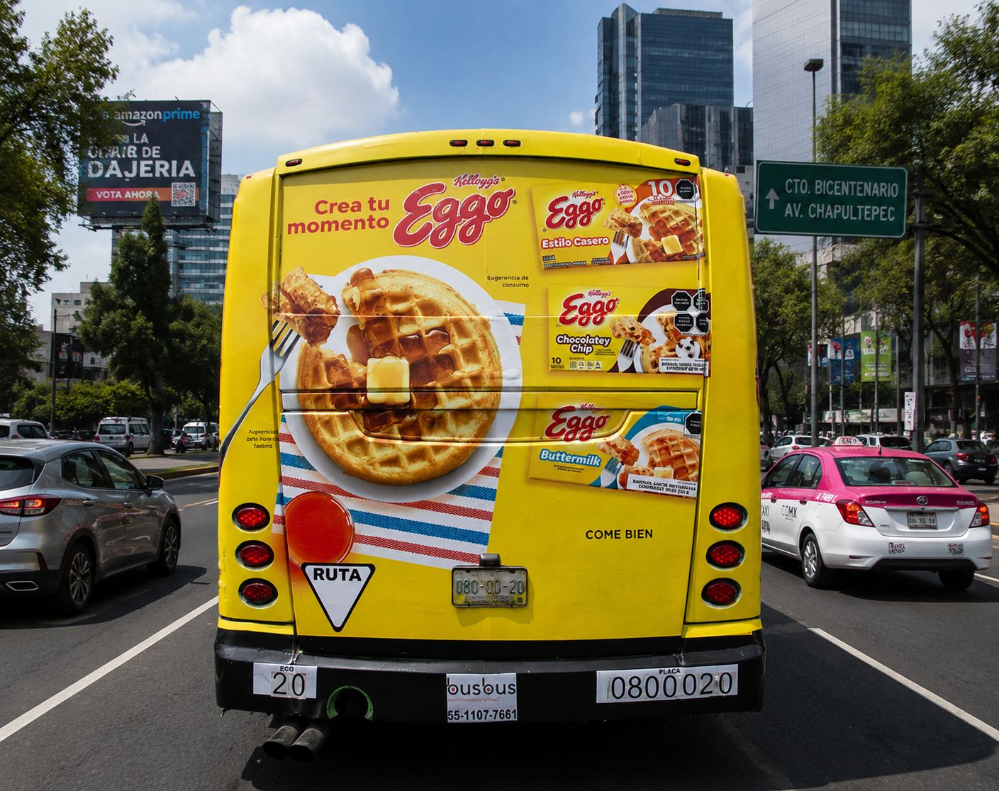 Campaña Eggo en medallón trasero de autobús urbano — publicidad exterior OOH México con BusBus