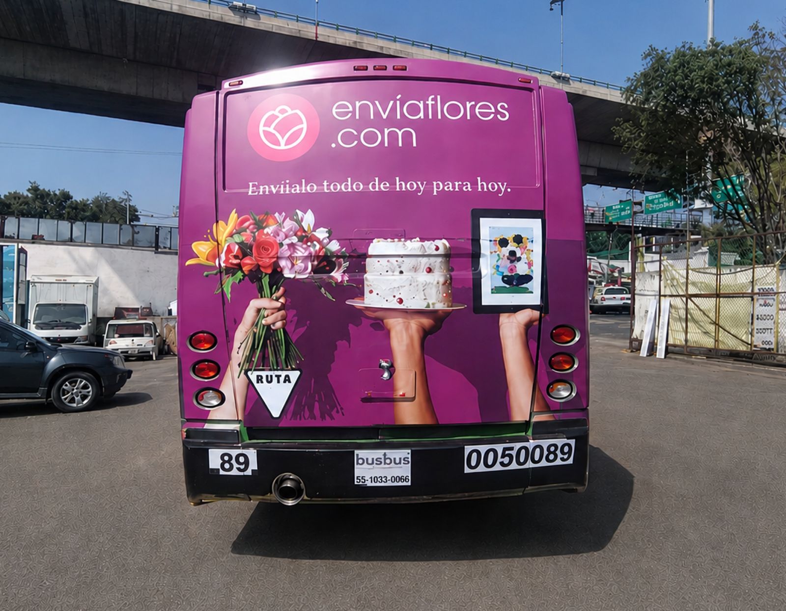 Medallón trasero de autobús urbano con campaña EnvíaFlores — publicidad exterior OOH en CDMX con BusBus