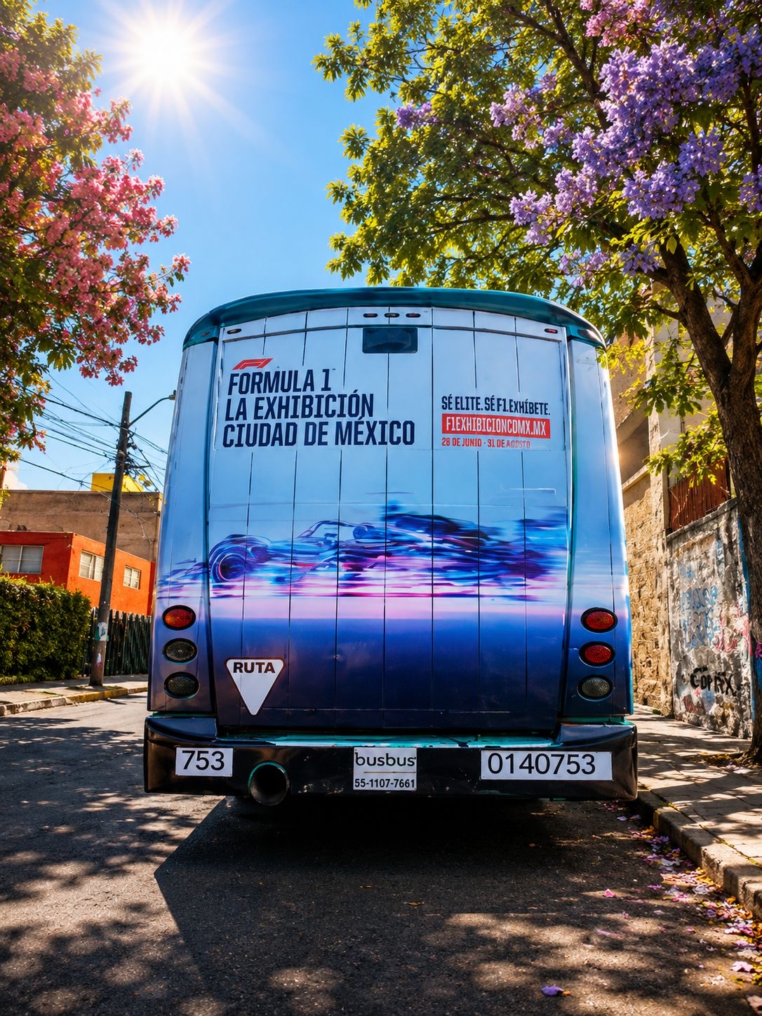 Medallón trasero de autobús urbano con campaña Fórmula 1 La Exhibición Ciudad de México — publicidad exterior OOH en CDMX con BusBus