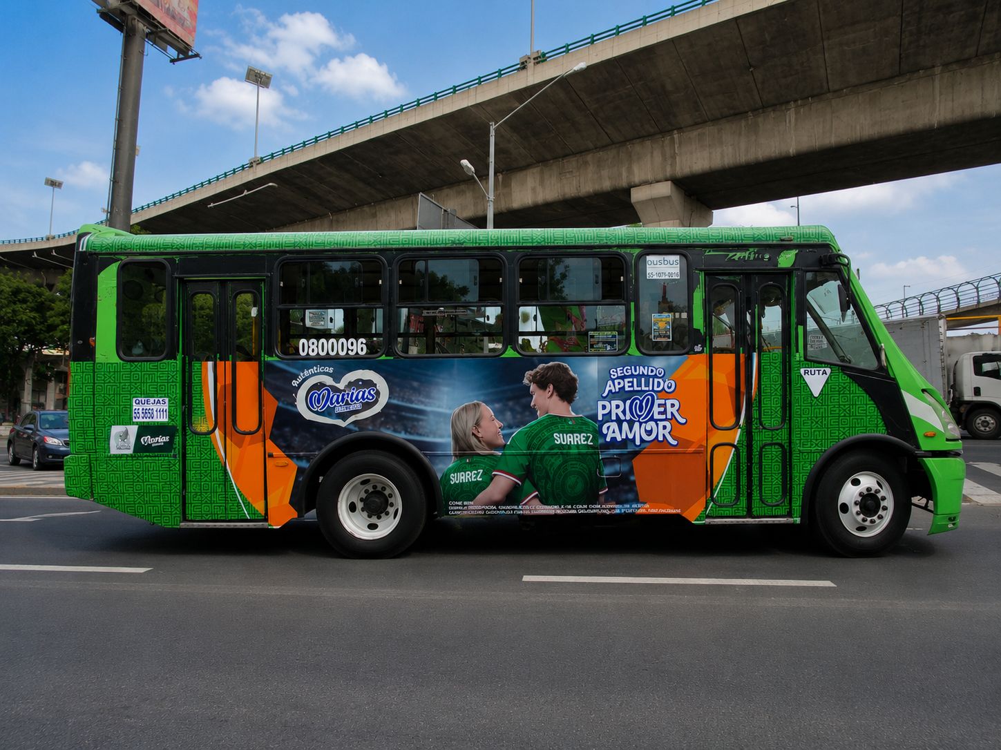 Wrap lateral integral de Galletas Marías en autobús urbano — publicidad exterior OOH en México con BusBus
