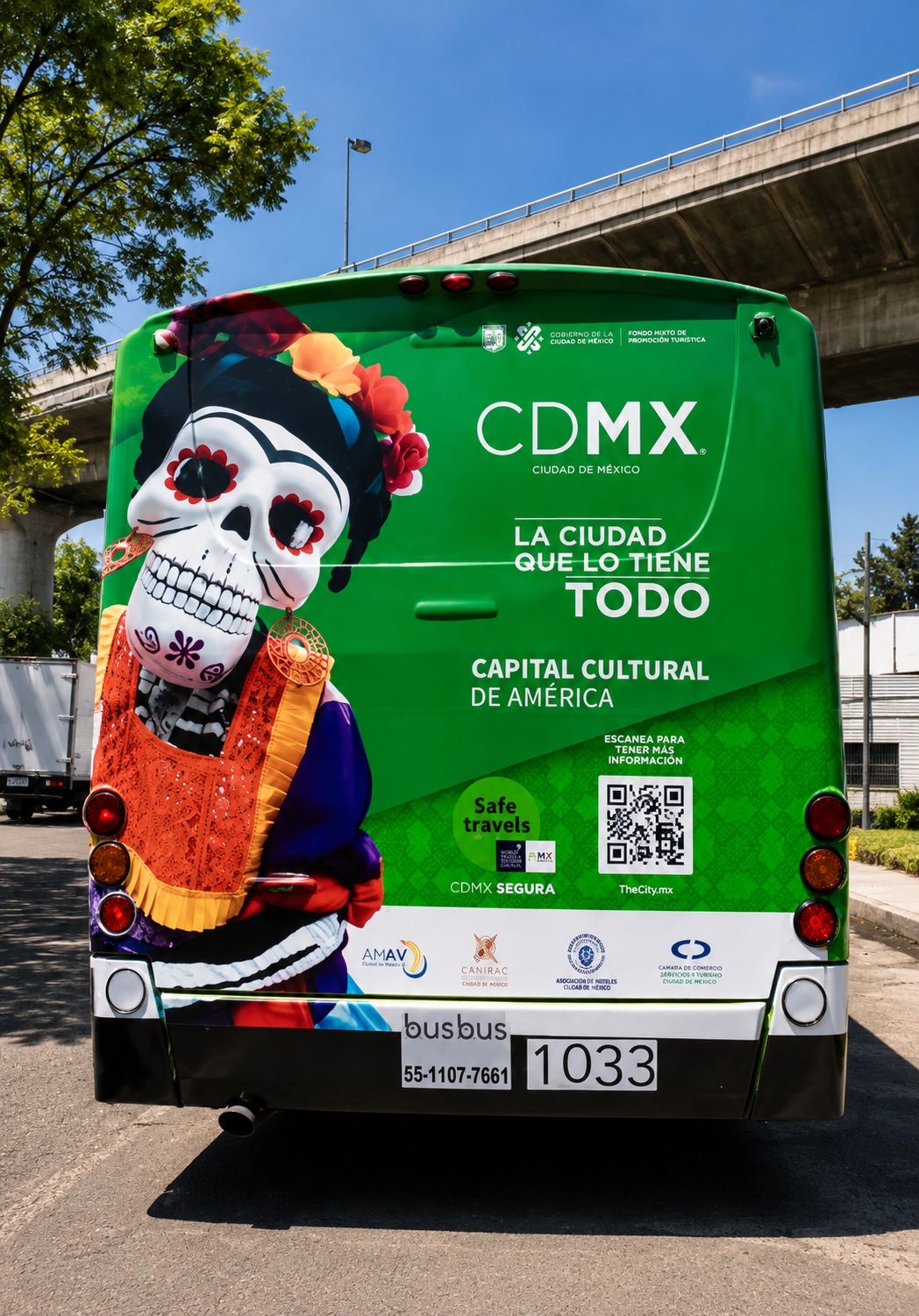 Medallón trasero de autobús urbano con campaña Gobierno de la CDMX (Capital Cultural) — publicidad exterior OOH en CDMX con BusBus