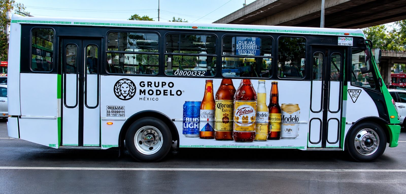 Autobús urbano rotulado con campaña Grupo Modelo — publicidad exterior lateral integral OOH CDMX con BusBus