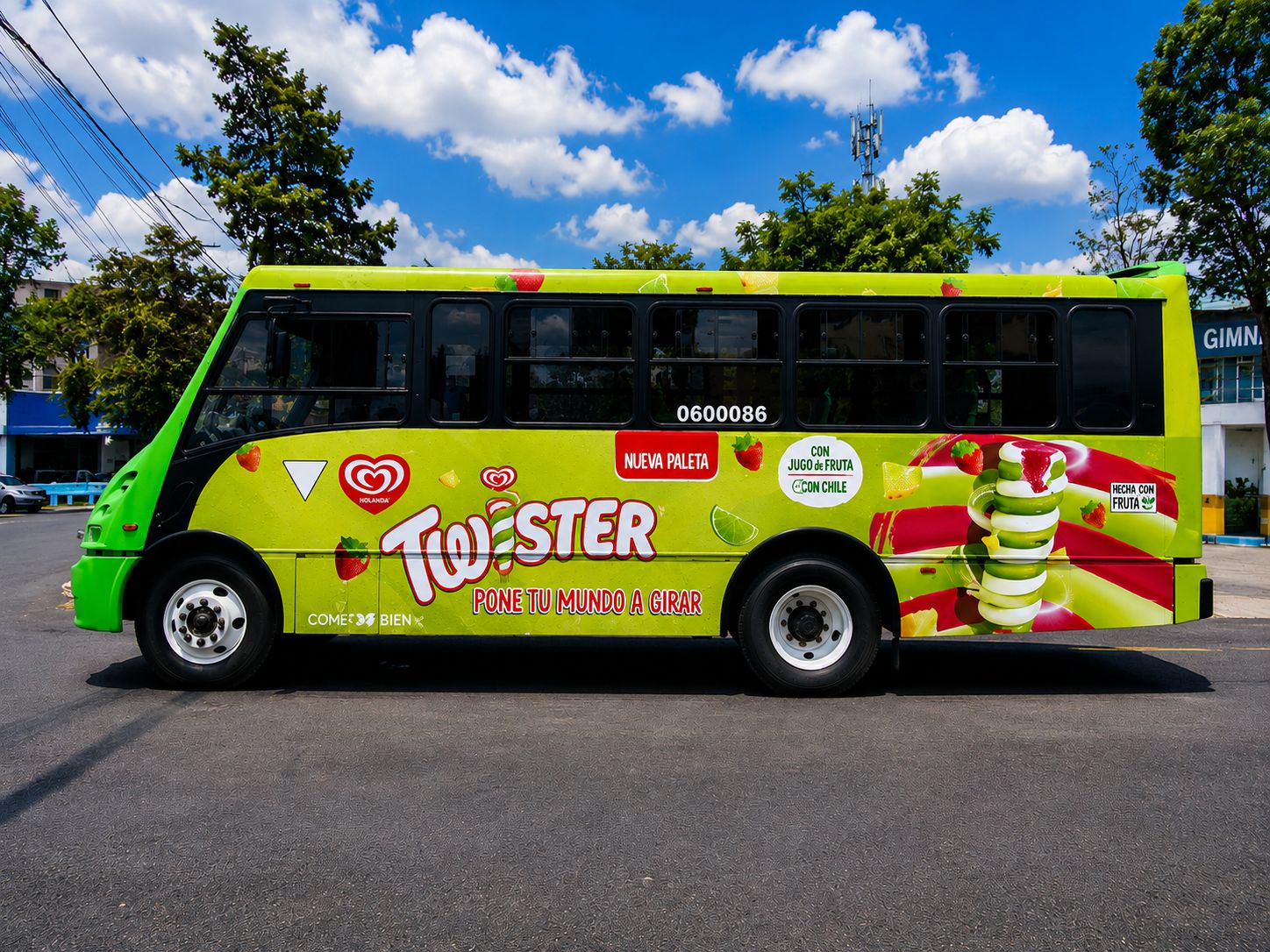 Wrap lateral integral de Helados Holanda en autobús urbano — publicidad exterior OOH en México con BusBus