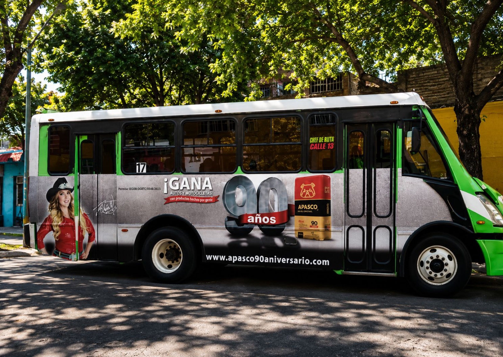 Publicidad de Holcim en autobús urbano — rotulación lateral integral OOH en México con BusBus