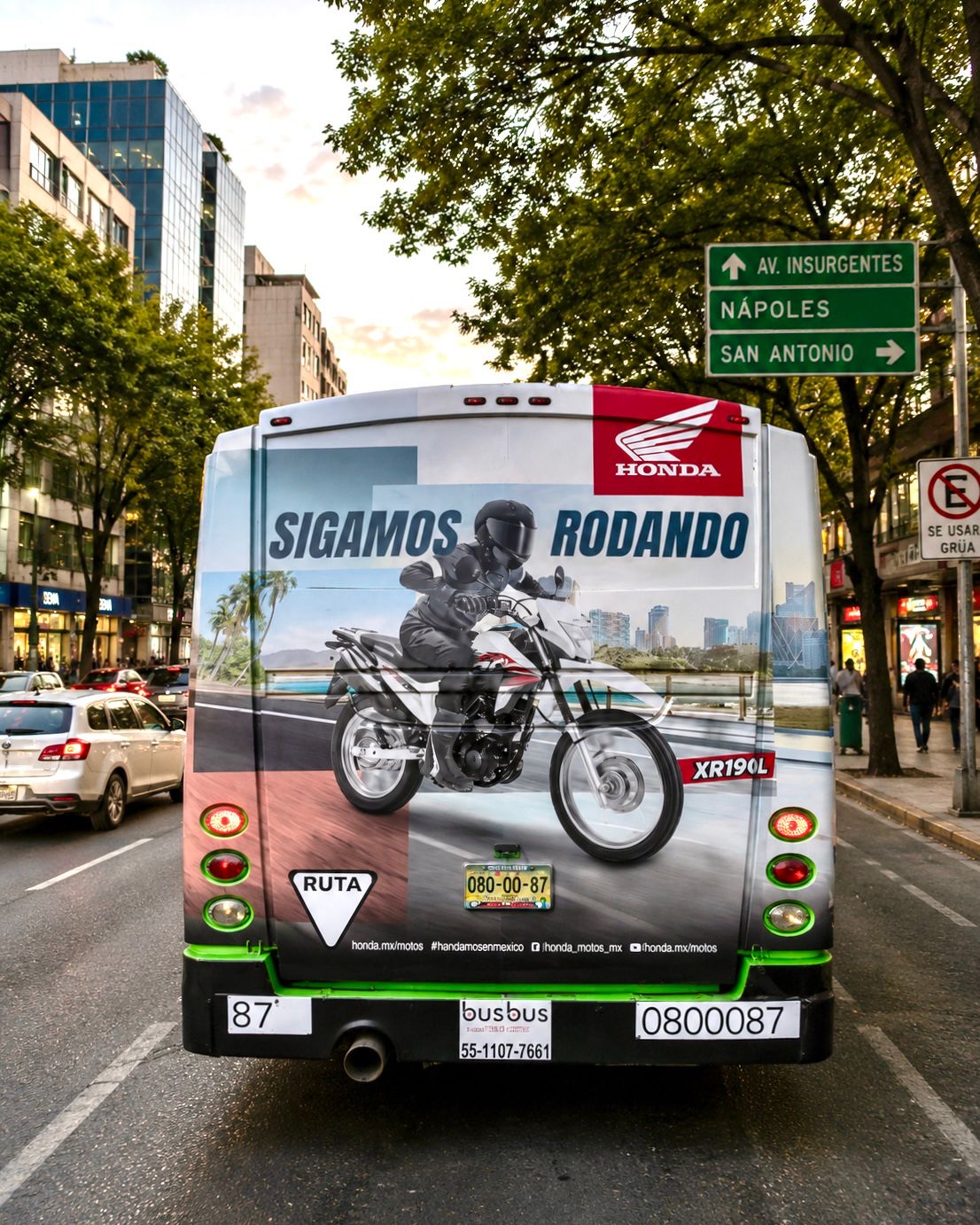 Medallón trasero de autobús urbano con campaña Honda Motos (Sigamos Rodando) — publicidad exterior OOH en CDMX con BusBus