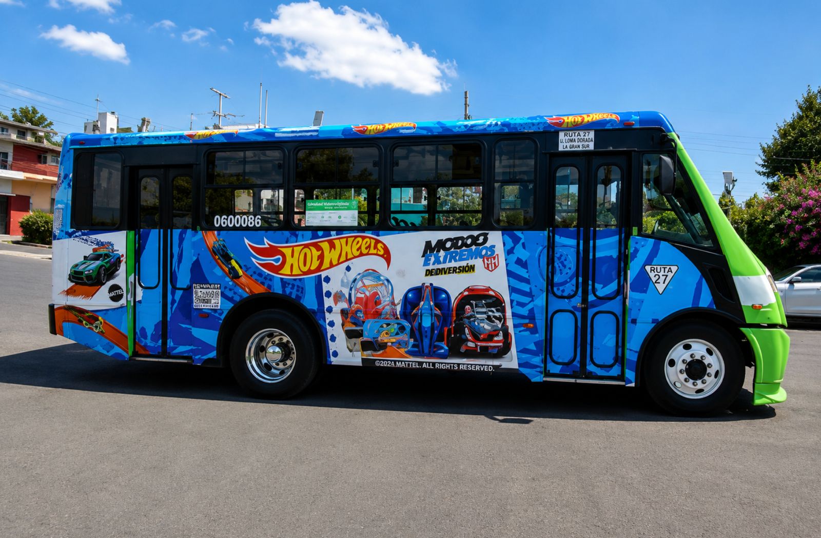 Campaña Hot Wheels en autobús urbano — rotulación lateral integral, publicidad exterior OOH CDMX con BusBus