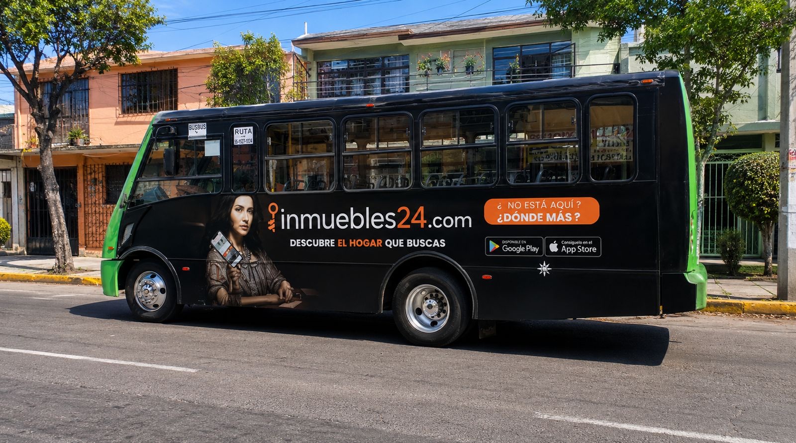 Wrap lateral integral de Inmuebles24 en autobús urbano — publicidad exterior OOH en CDMX con BusBus