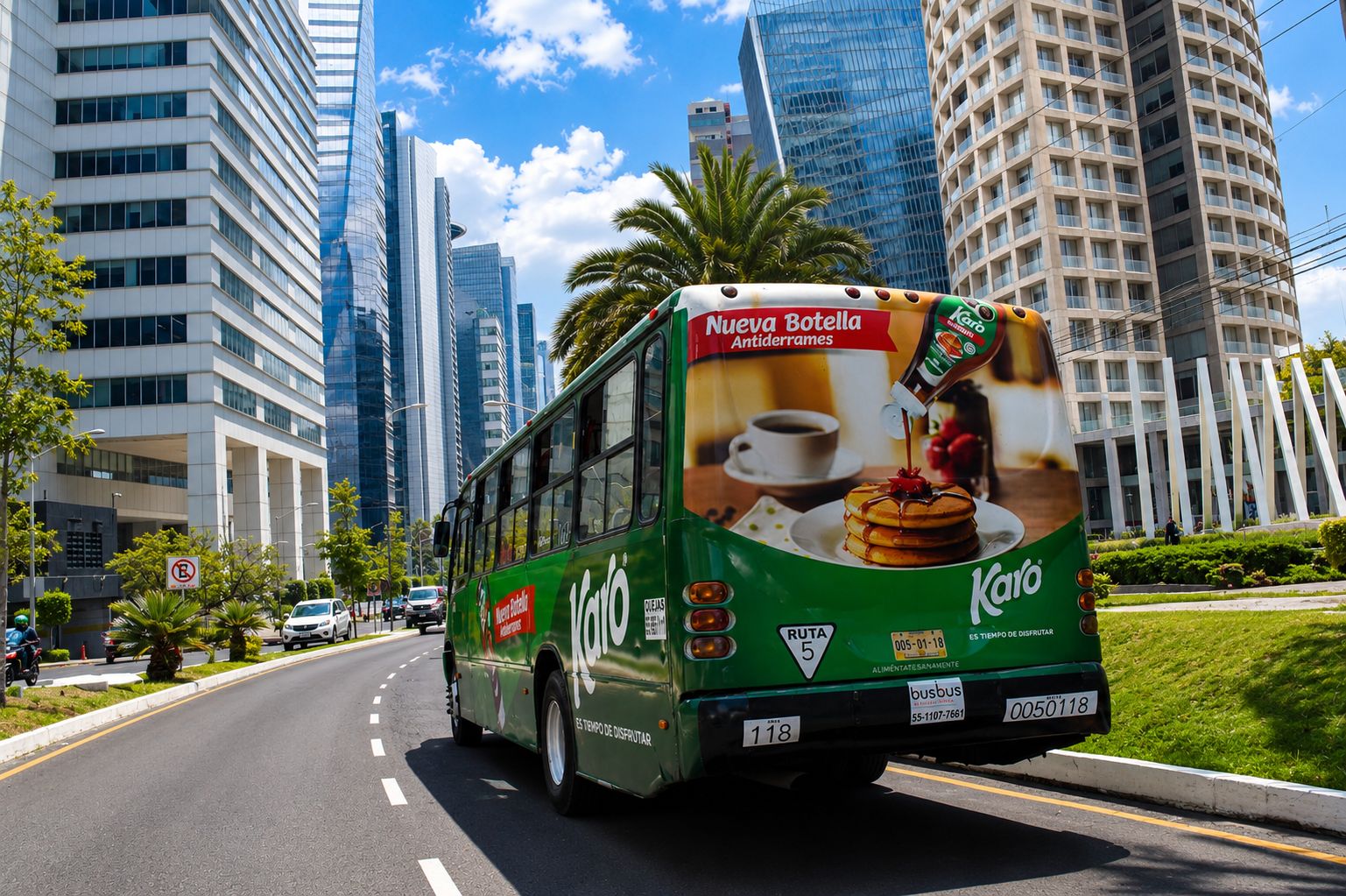 Medallón trasero de autobús urbano con campaña Karo — publicidad exterior OOH en CDMX con BusBus