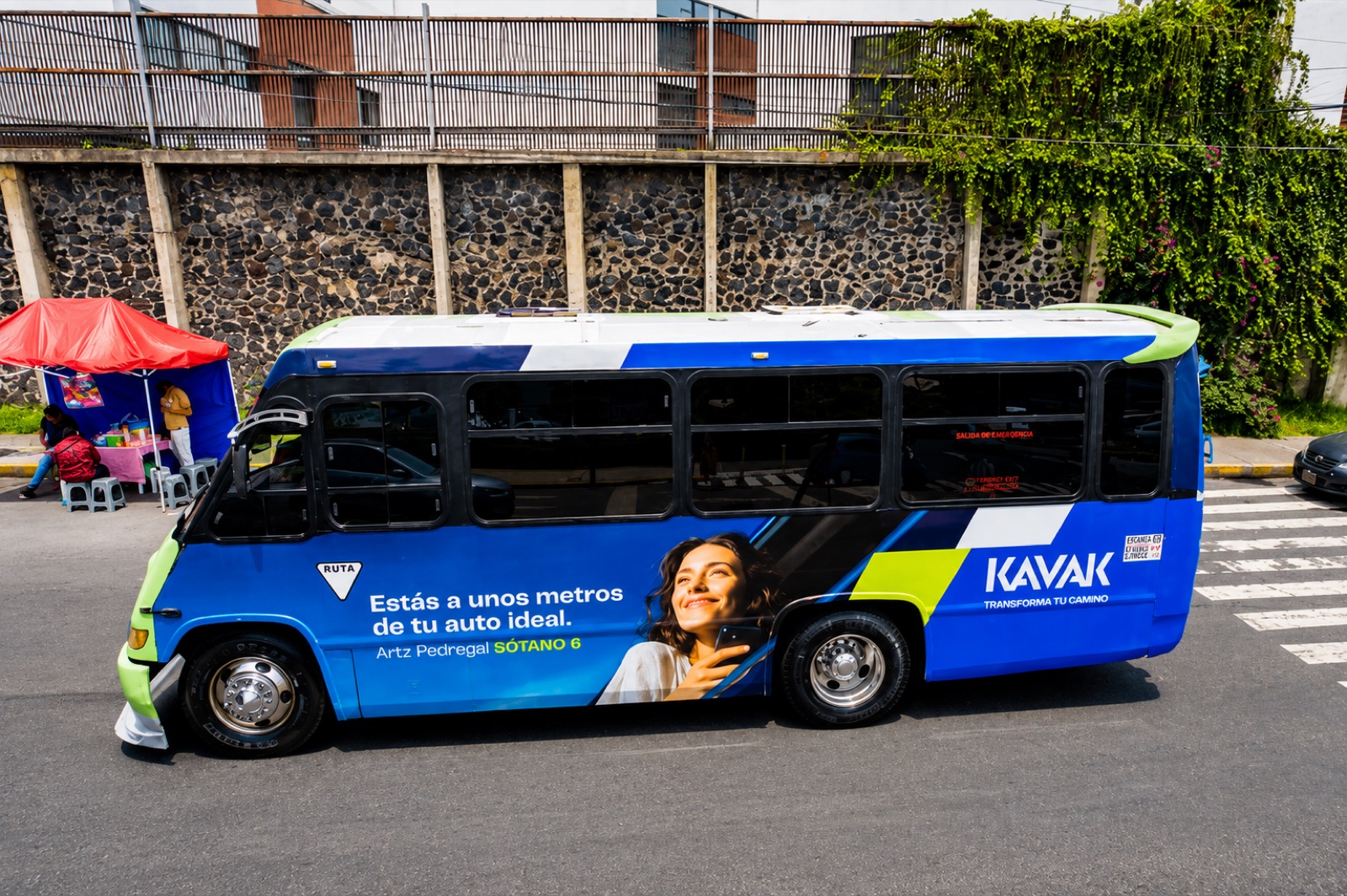 Wrap lateral integral de Kavak en autobús urbano — publicidad exterior OOH en CDMX con BusBus