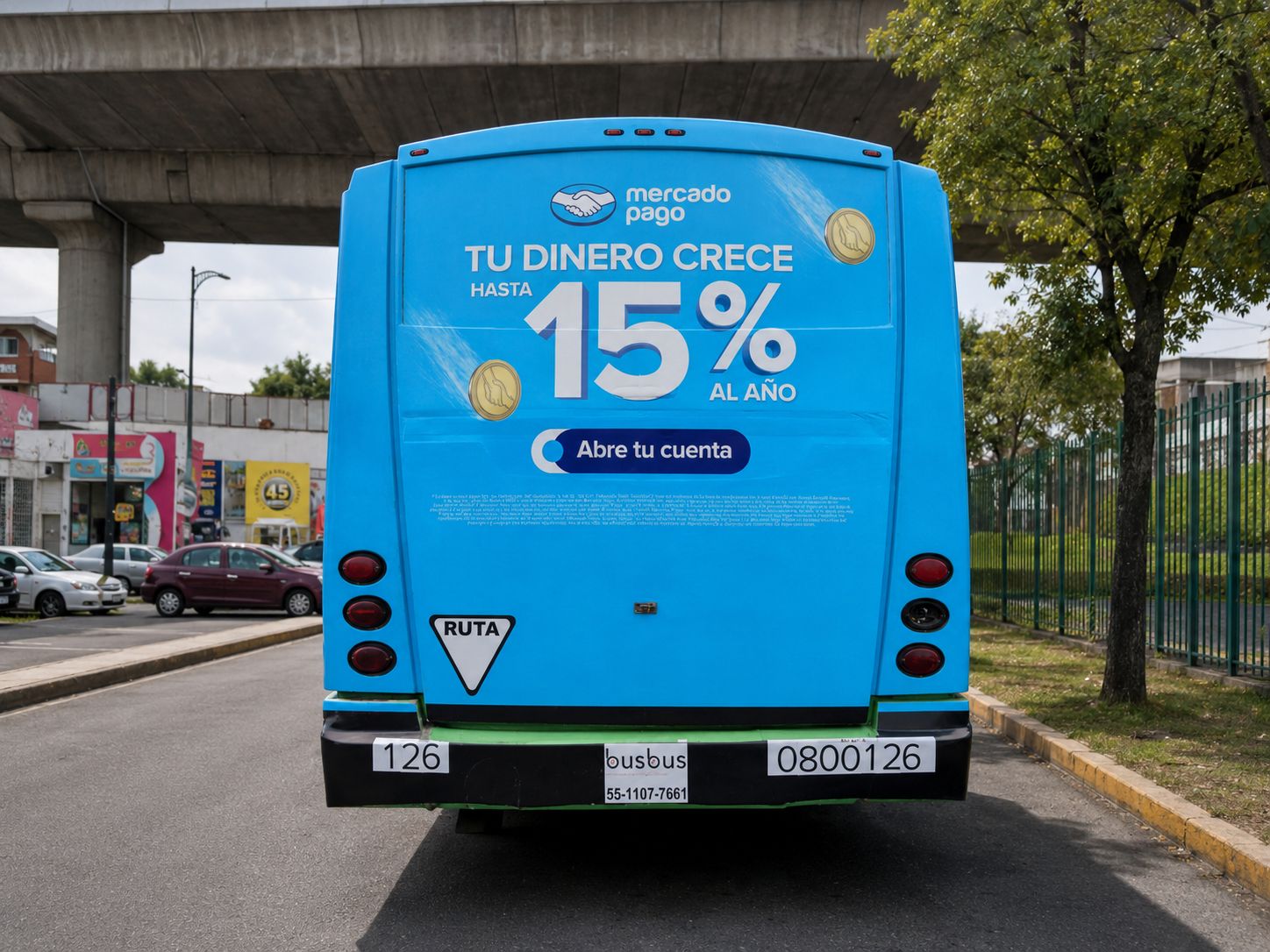 Medallón trasero de autobús urbano con campaña Mercado Pago — publicidad exterior OOH en México con BusBus