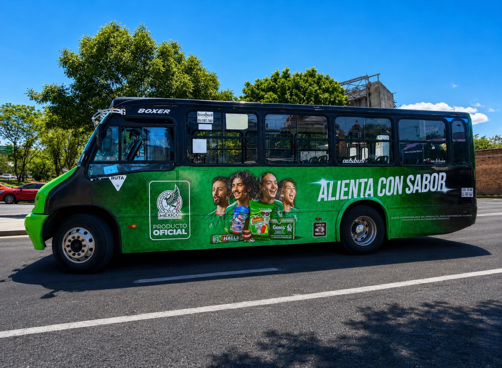 Wrap lateral integral de Mondelez en autobús urbano — publicidad exterior OOH en México con BusBus