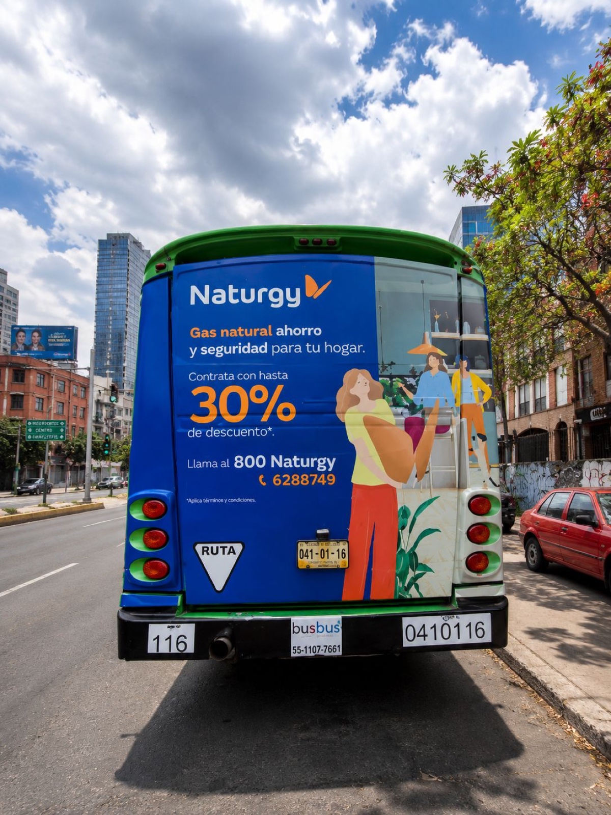 Medallón trasero de autobús urbano con campaña Naturgy — publicidad exterior OOH en CDMX con BusBus
