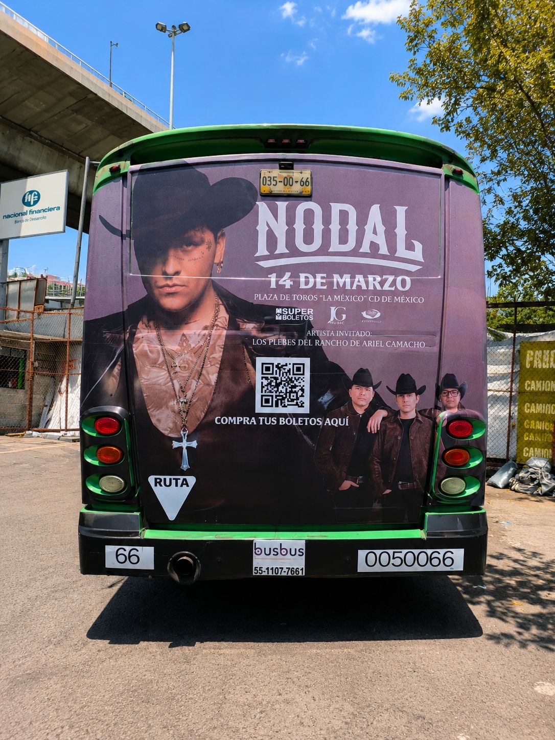Medallón trasero de autobús urbano con campaña de Christian Nodal — publicidad exterior OOH en CDMX con BusBus