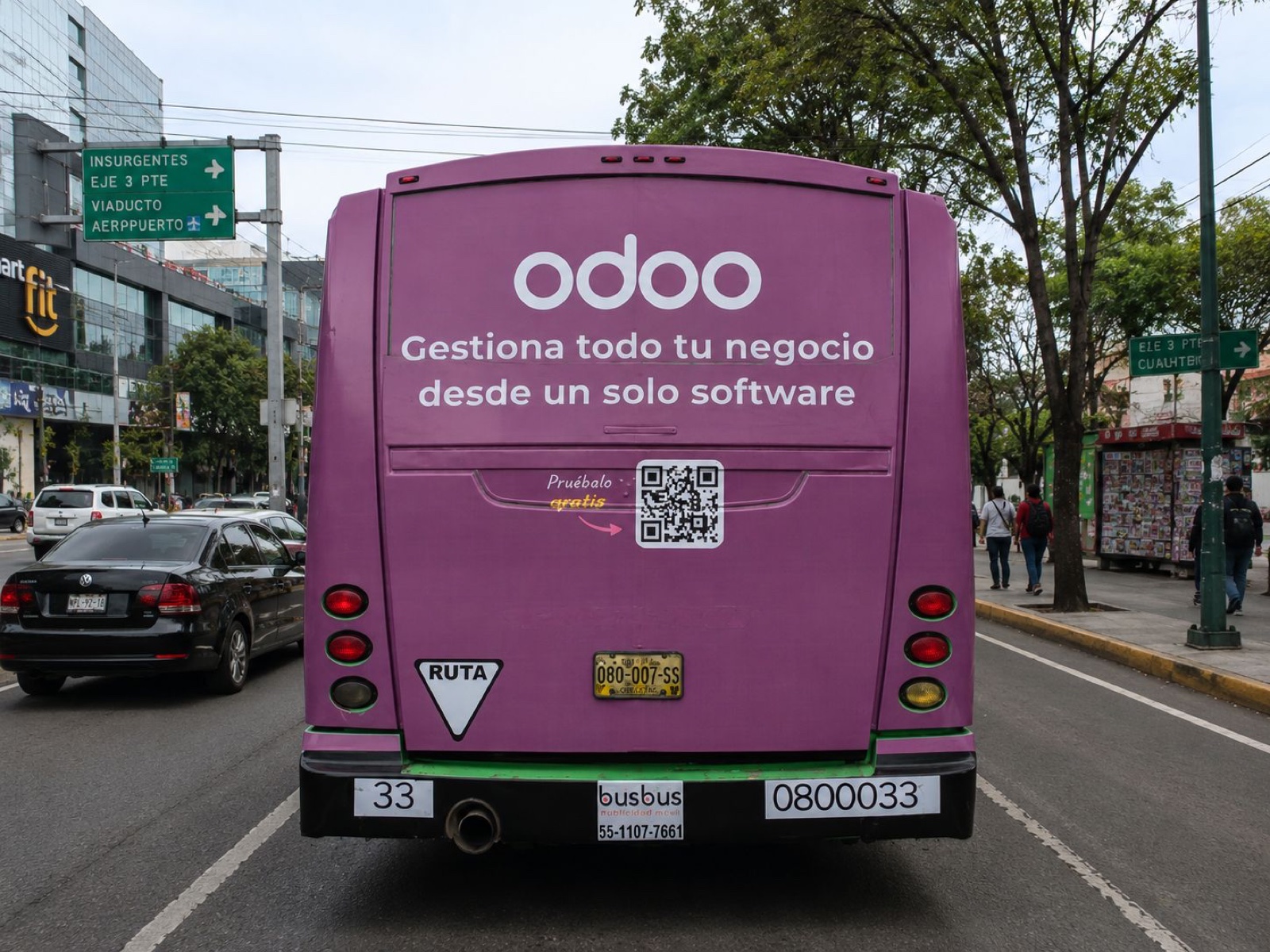Medallón trasero de autobús urbano con campaña Odoo — publicidad exterior OOH en México con BusBus
