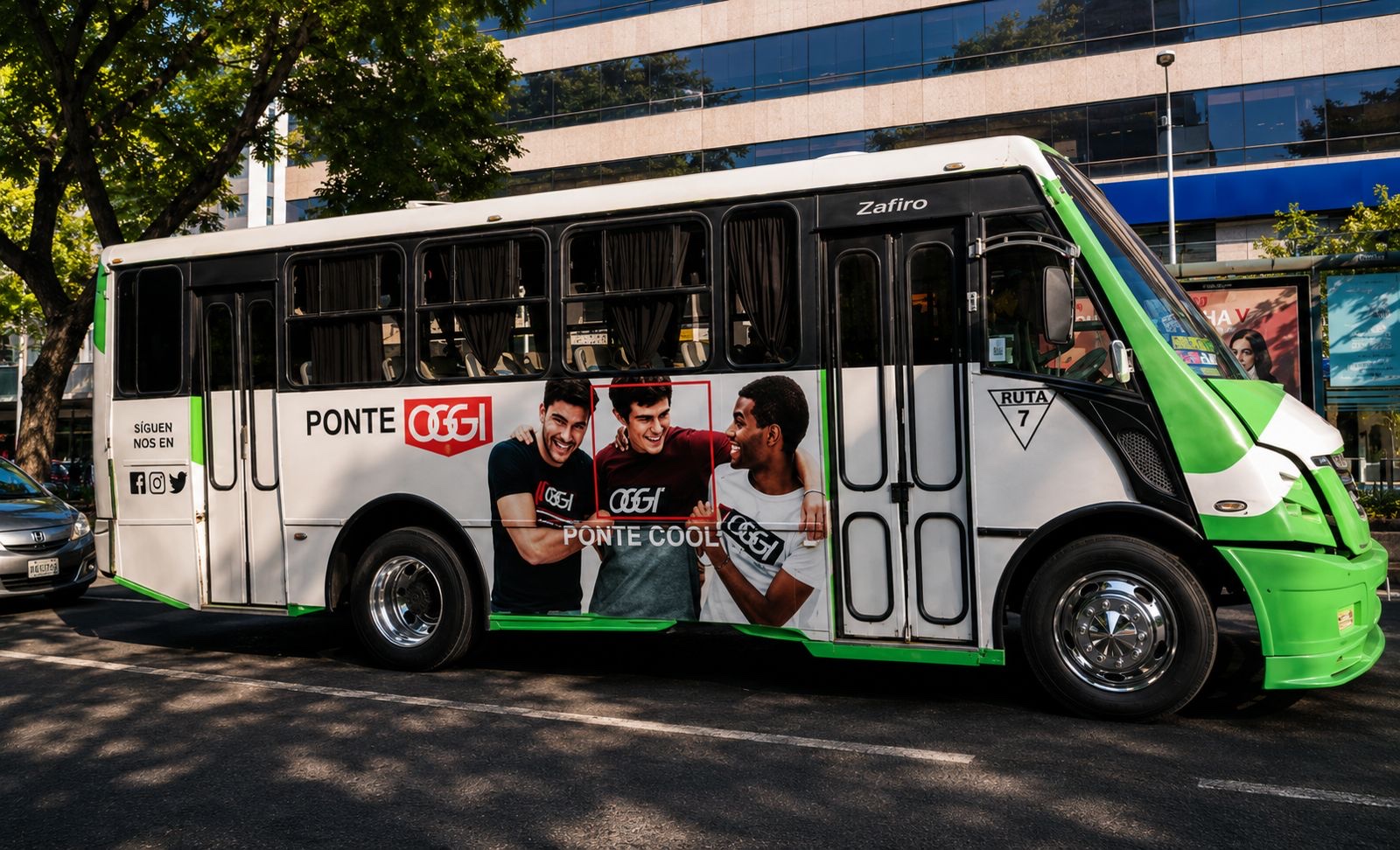 Autobús urbano rotulado con campaña Oggi Jeans — publicidad exterior lateral integral OOH México con BusBus