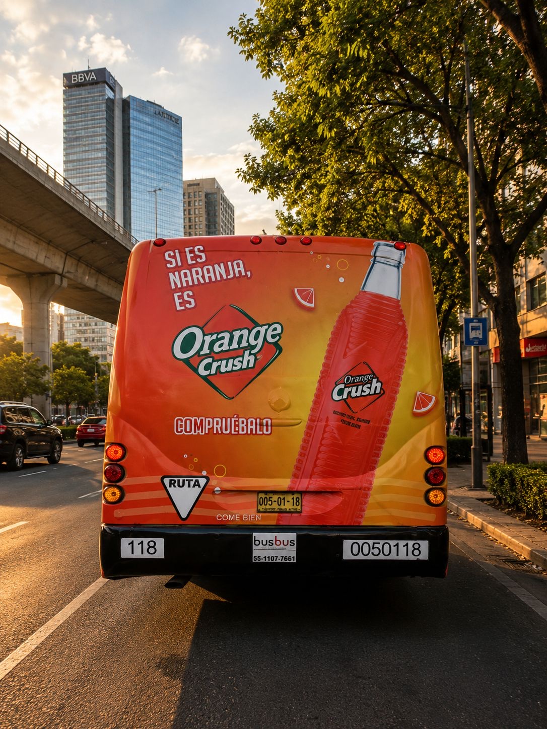 Medallón trasero de autobús urbano con campaña Orange Crush — publicidad exterior OOH en CDMX con BusBus