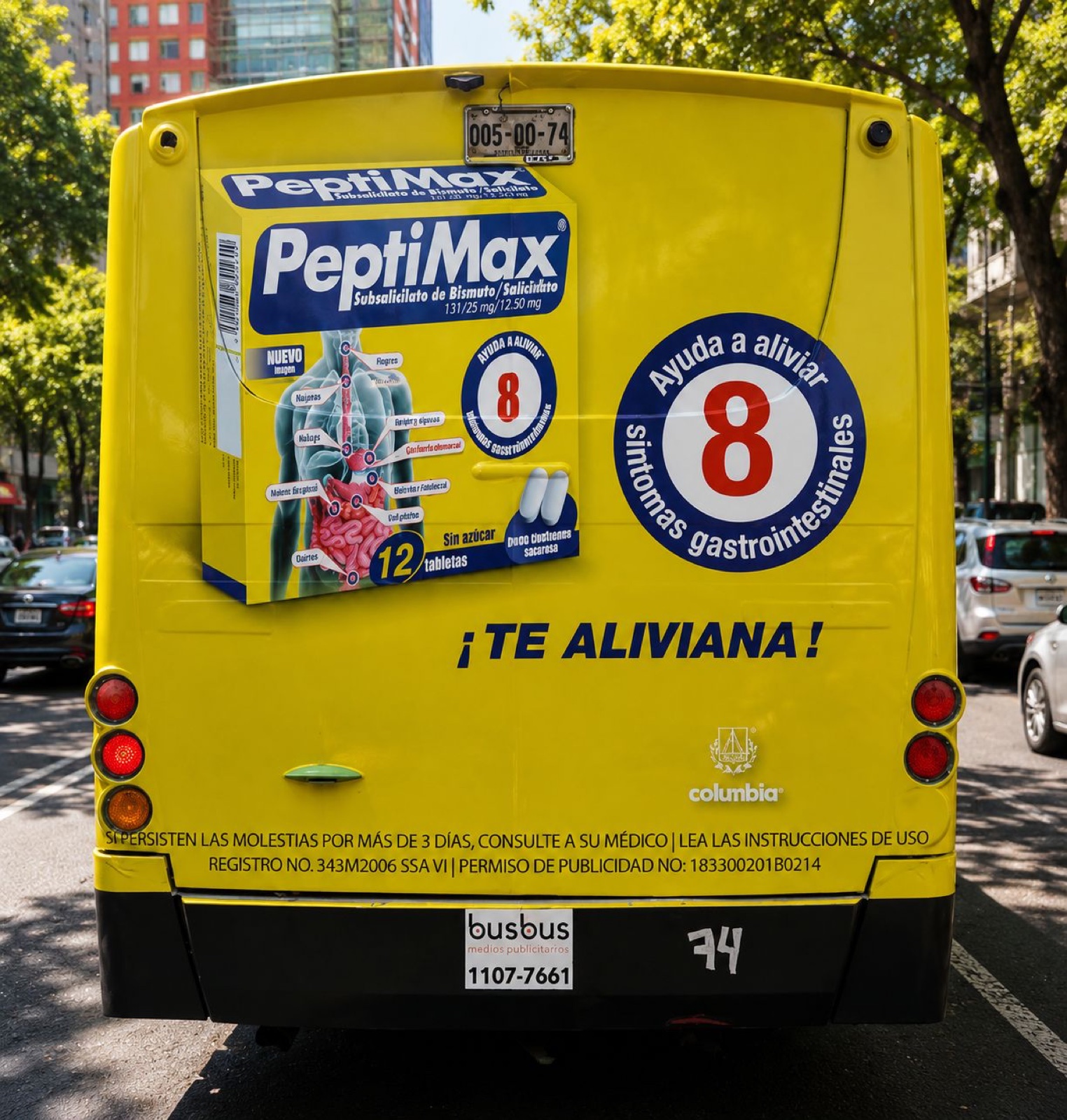 Medallón trasero de autobús urbano con campaña PeptiMax — publicidad exterior OOH en México con BusBus