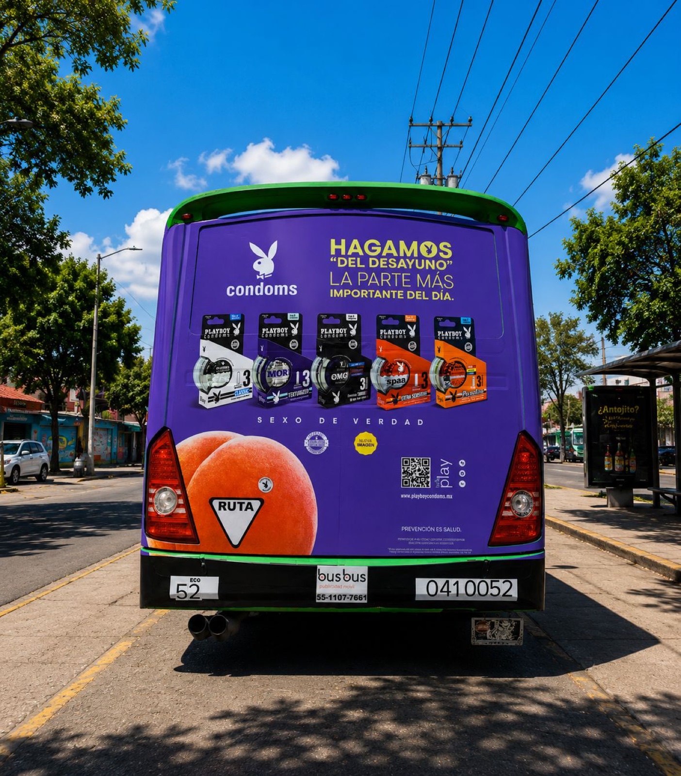 Medallón trasero de autobús urbano con campaña Playboy — publicidad exterior OOH en CDMX con BusBus