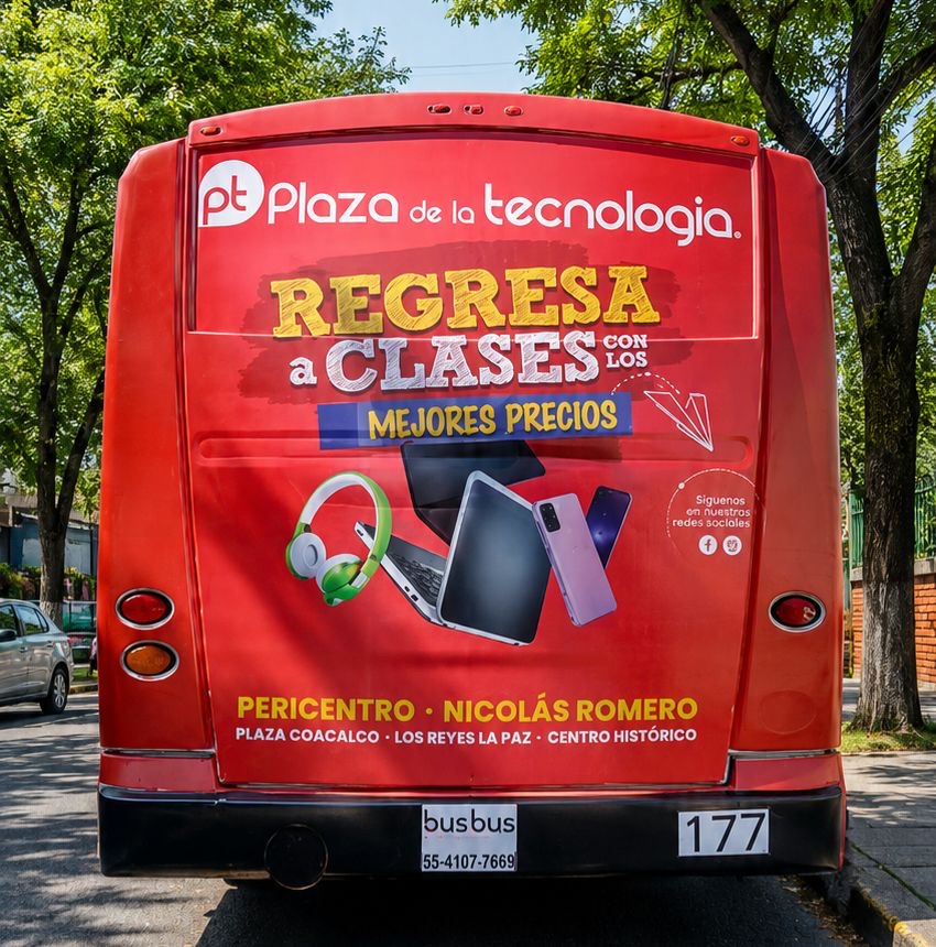 Medallón trasero de autobús urbano con campaña Plaza de la Tecnología (regreso a clases) — publicidad exterior OOH en CDMX con BusBus