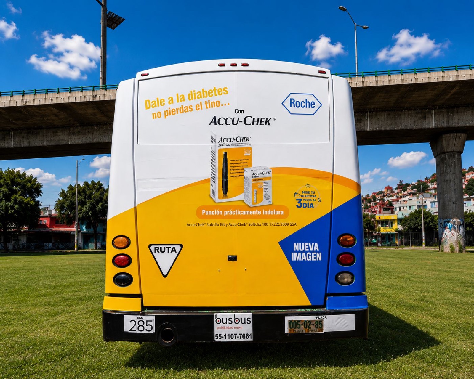 Publicidad de Roche en autobús urbano — rotulación lateral integral OOH en México con BusBus