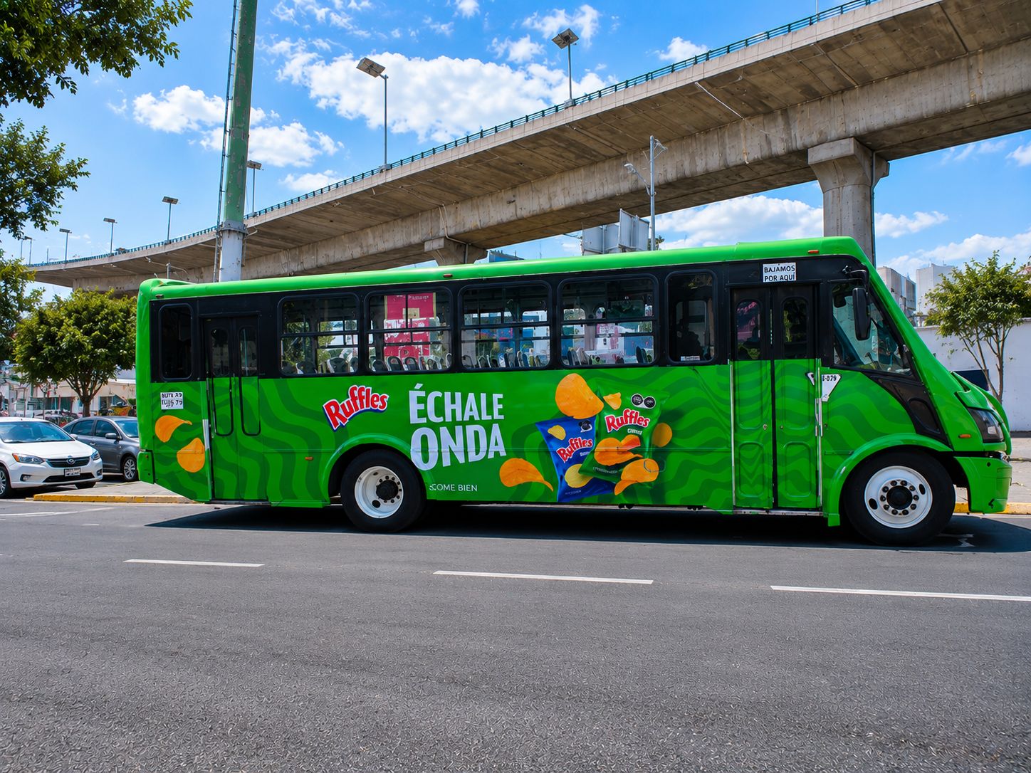 Autobús urbano rotulado con campaña Ruffles — publicidad exterior lateral integral OOH México con BusBus