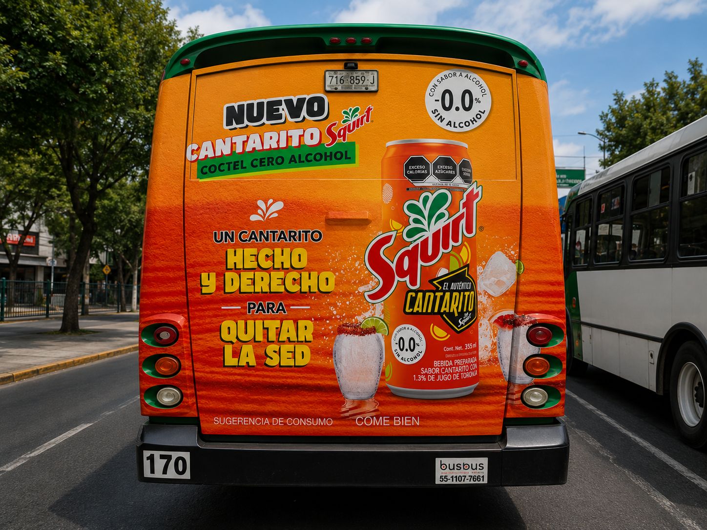 Medallón trasero de autobús urbano con campaña Squirt — publicidad exterior OOH en México con BusBus