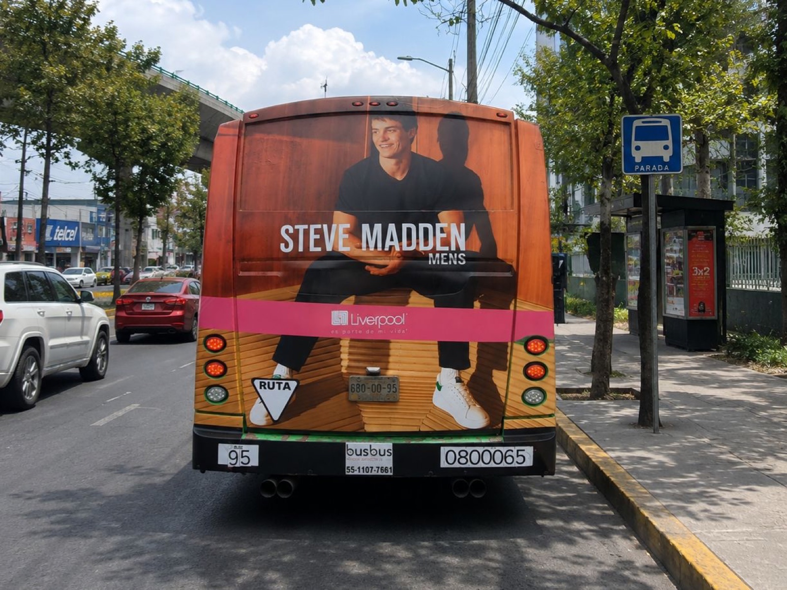 Medallón trasero de autobús urbano con campaña Steve Madden — publicidad exterior OOH en CDMX con BusBus