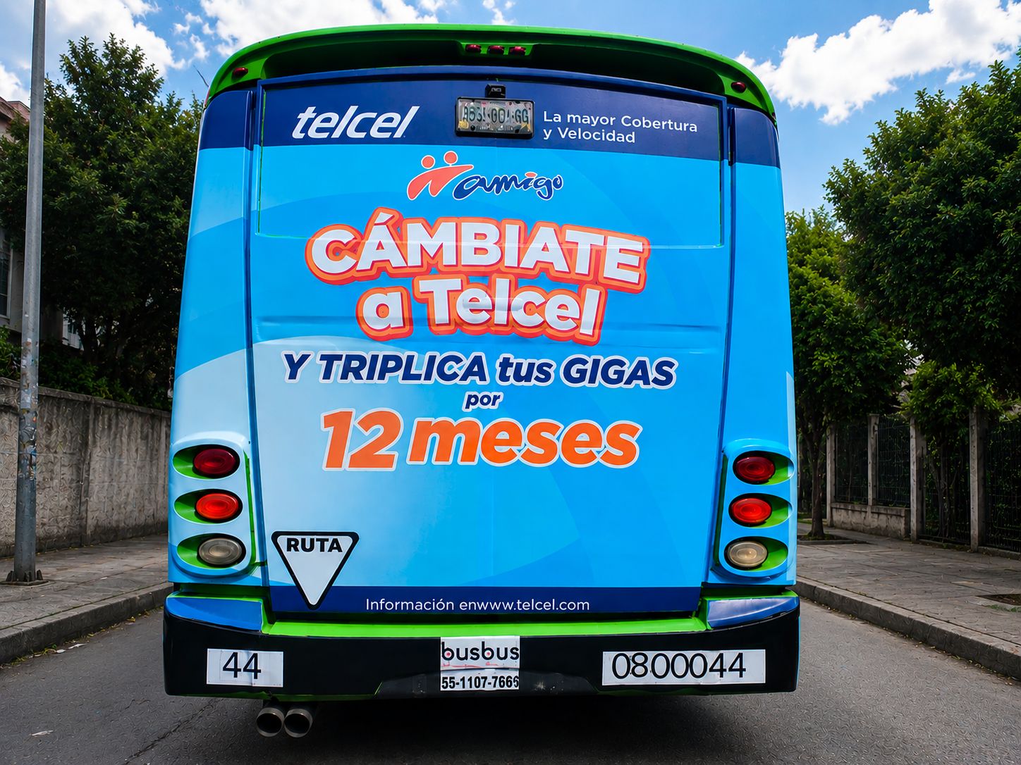Medallón trasero de autobús urbano con campaña Telcel — publicidad exterior OOH en CDMX con BusBus