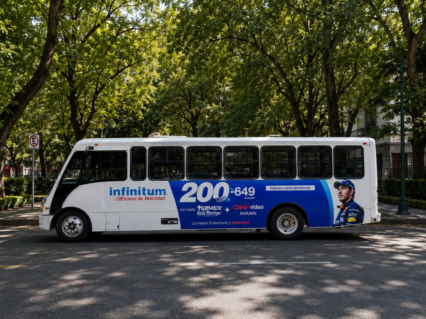 Wrap lateral integral de Telmex Infinitum en autobús urbano — publicidad exterior OOH en México con BusBus
