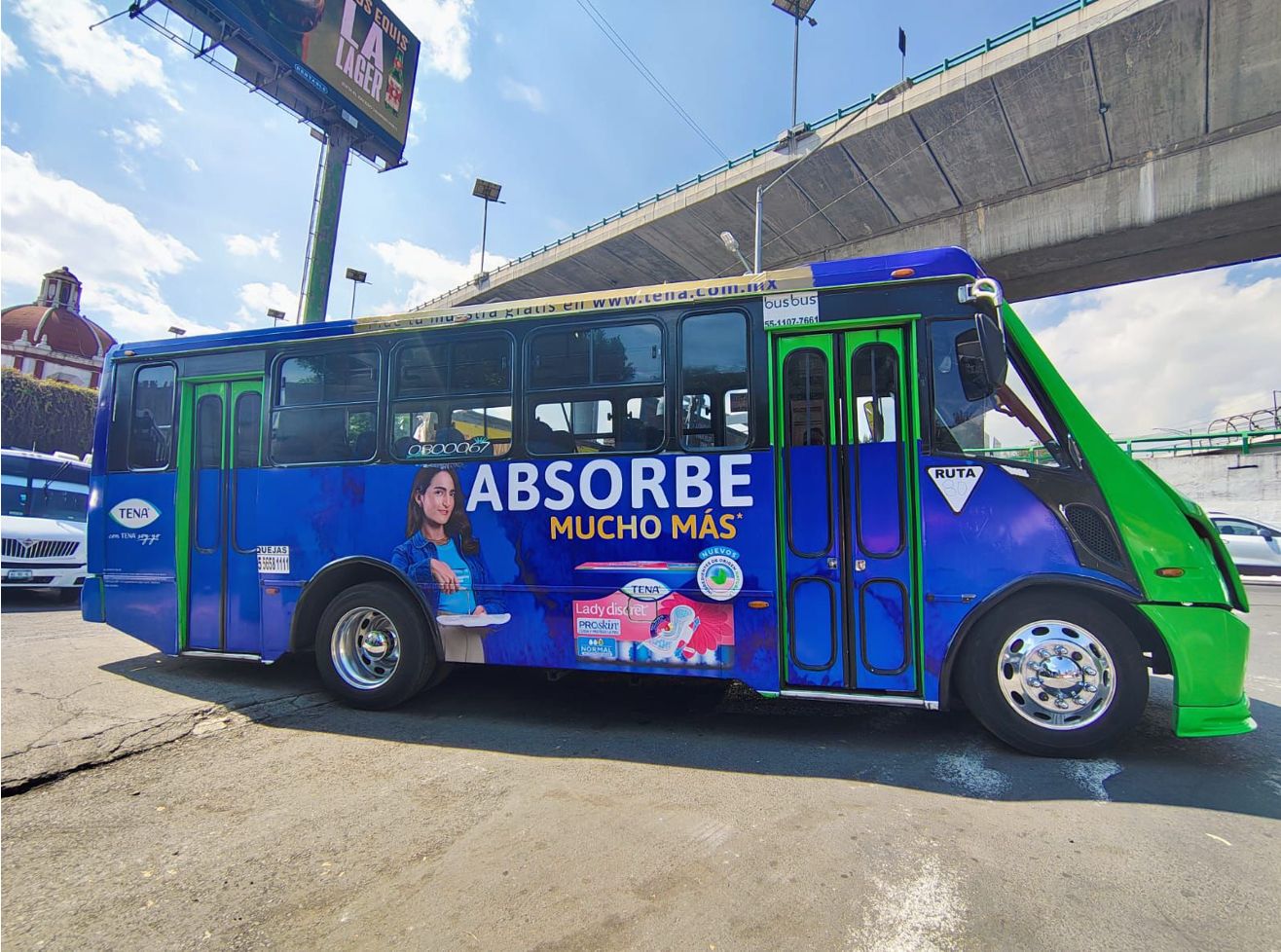 Wrap lateral integral de Tena en autobús urbano — publicidad exterior OOH en CDMX con BusBus