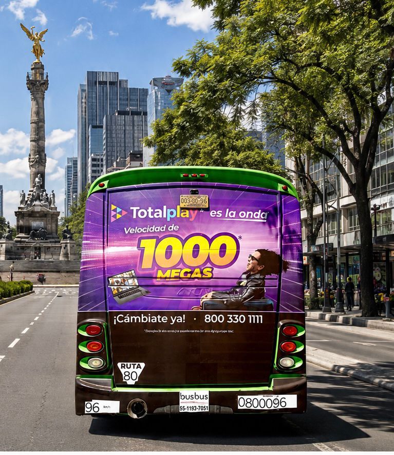 Medallón trasero de autobús urbano con campaña Total Play — publicidad exterior OOH en CDMX con BusBus
